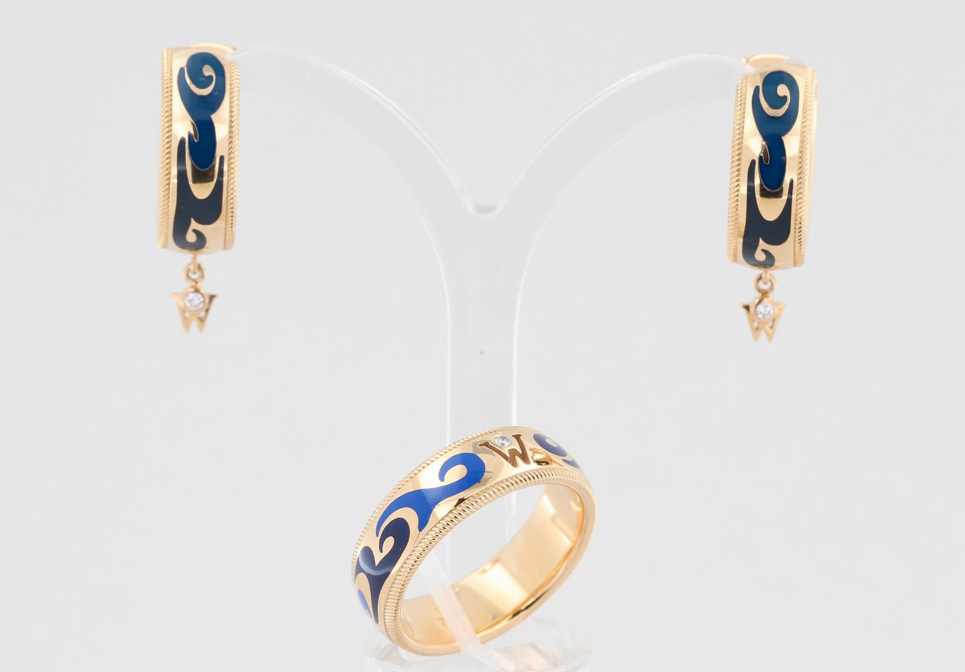 Wellendorff Schmuckset Patrizier, 18 kt Gelbgold, mit blauem, transluzidem Emaille, Wellendekor, mit