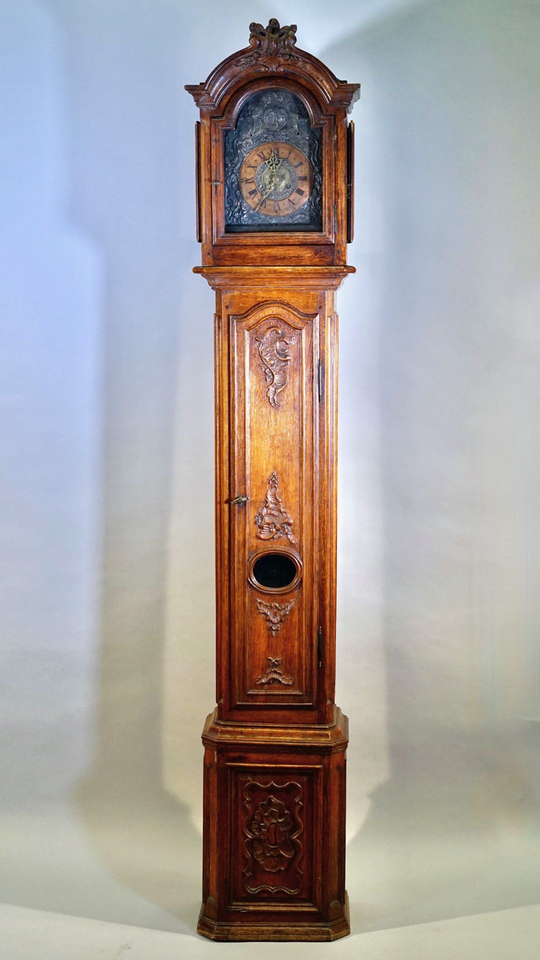 Standuhr , 19 Jh., wohl Eiche, verm. Marriage, Holz Gehäuse mit barocken Verzierungen, 2 Gewichte,