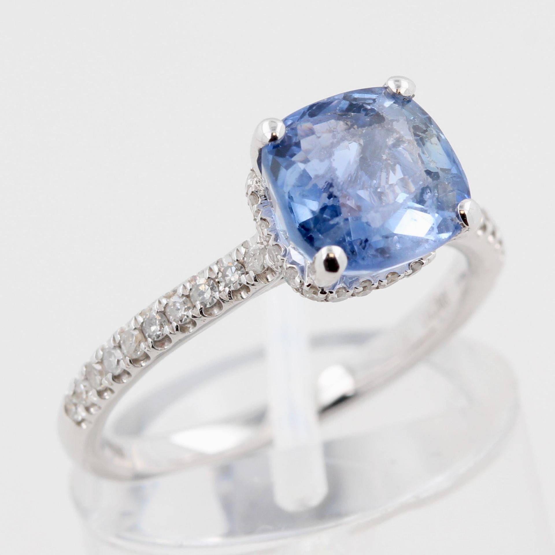 Damenring, 18 kt Weißgold, mit 1 Saphir, ca 3,44 ct und kleinen Brillanten, zusammen ca. 0,28 ct,