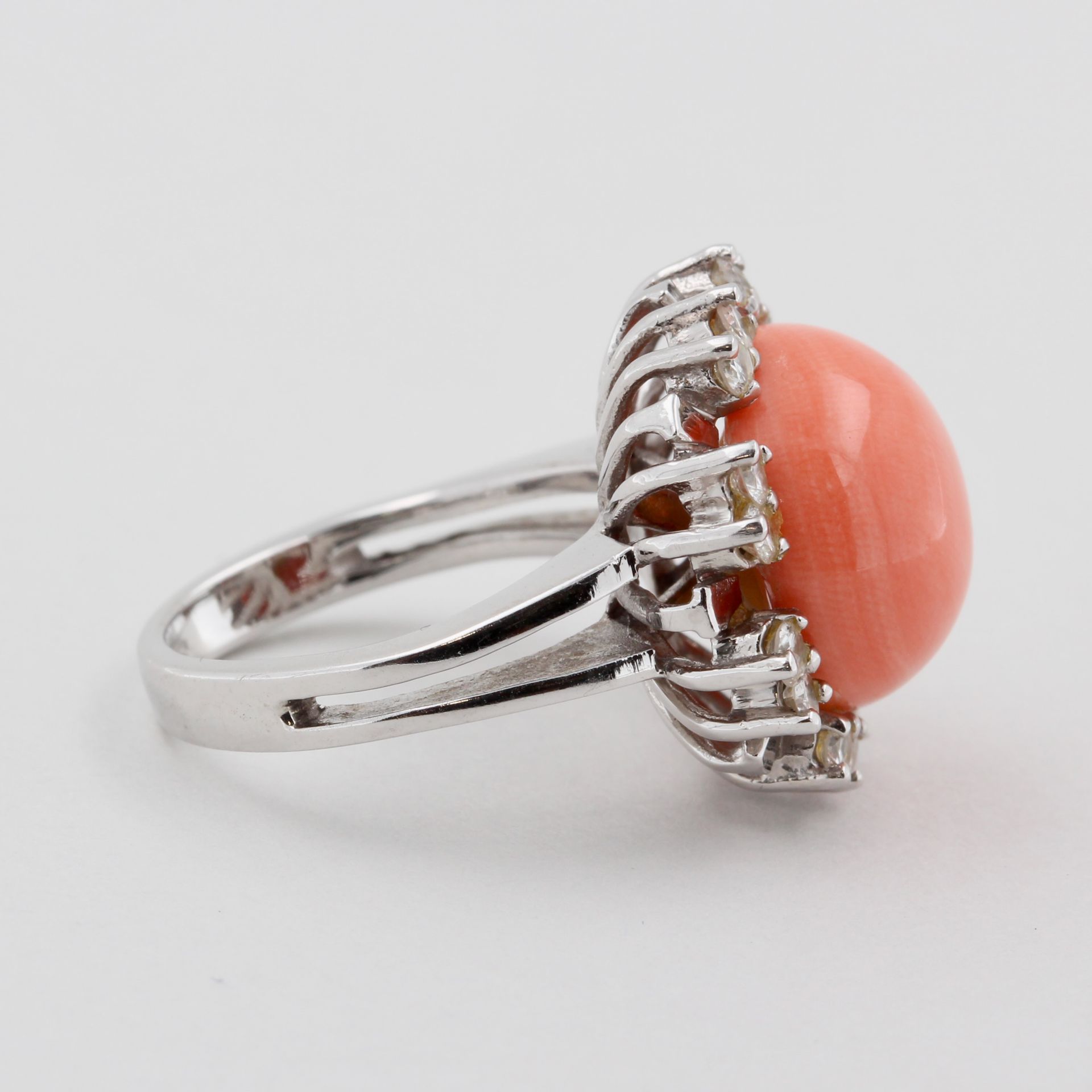 Damenring, 14 kt Weißgold, mit Diamanten und Koralle, punziert, ca. 7,3 g, RM 49 - Bild 3 aus 4