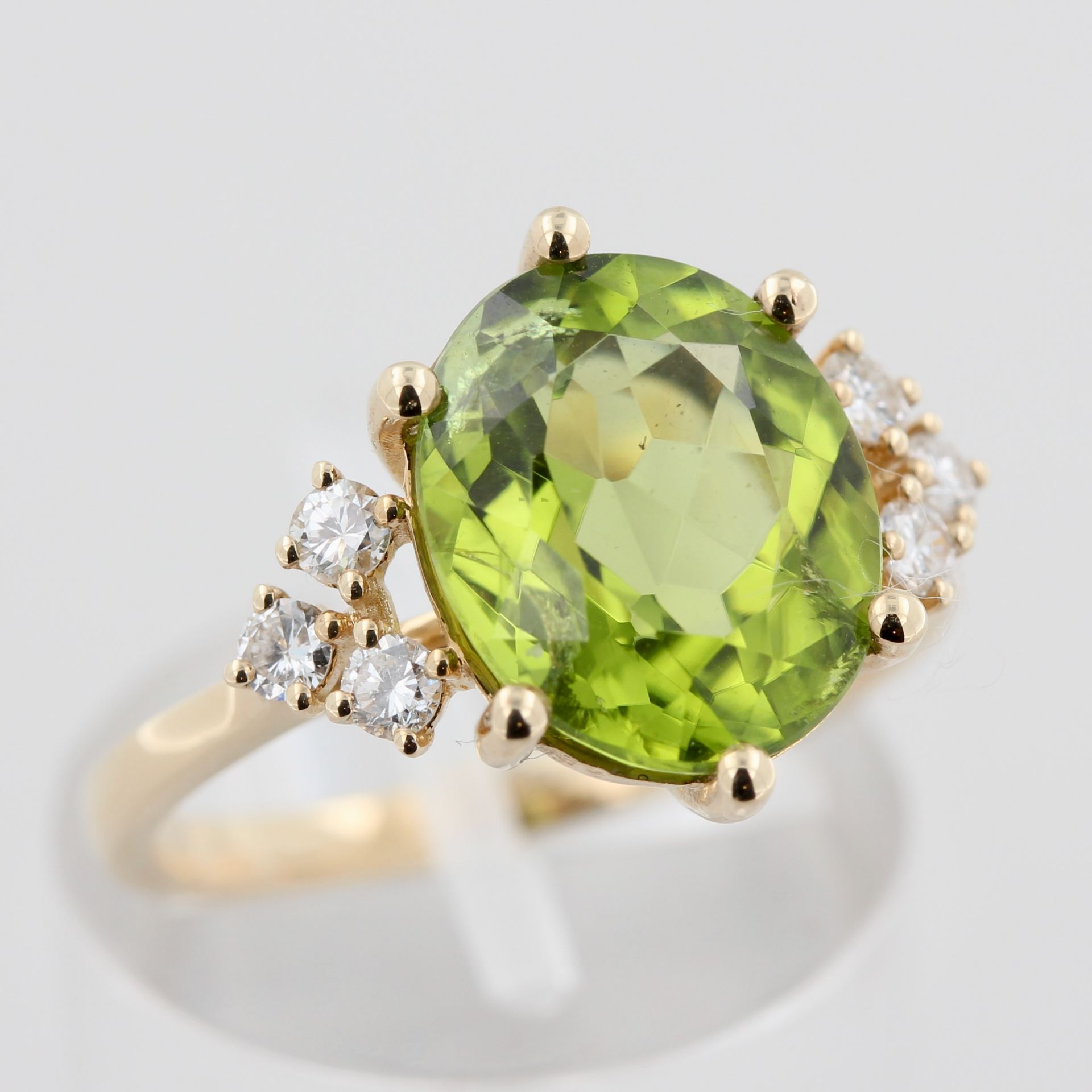 Damenring, 14 kt Gelbgold, mit 1 ovalen Peridot, ca. 4,80 ct, 6 Brillanten als Besatz, ca. 4,8 g, RM - Bild 2 aus 3