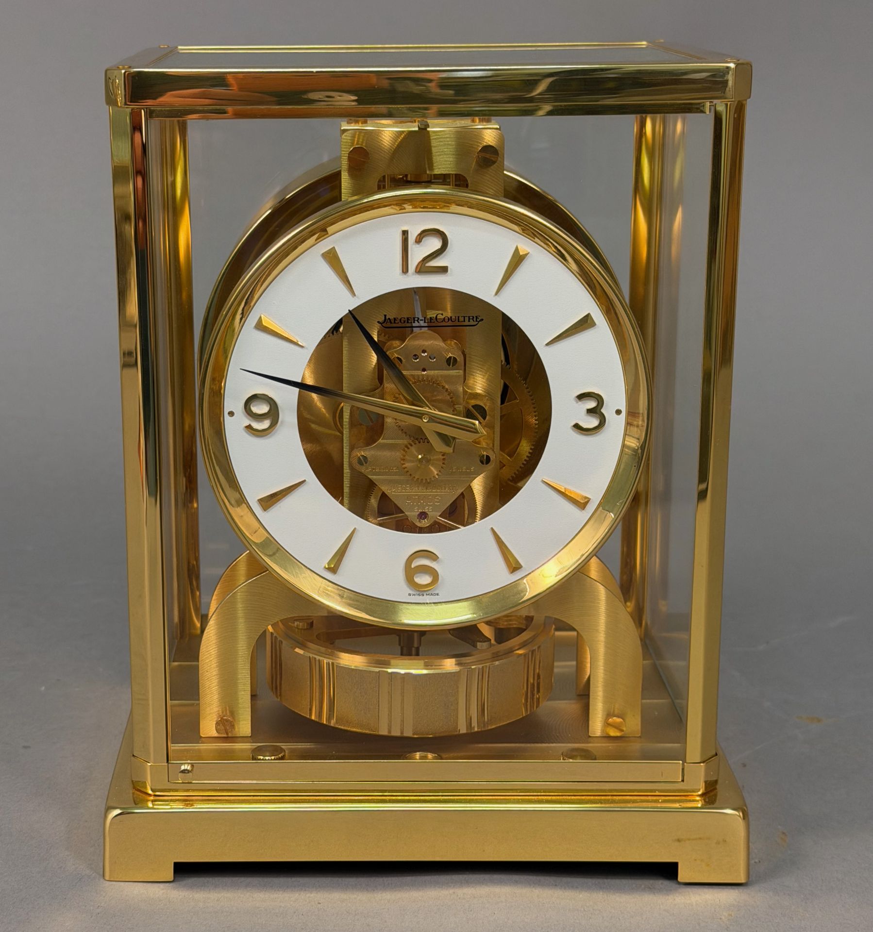 Tischuhr Atmos Jaeger-LeCoultre, mit originalem Glasgehäuse, vergoldetem Metallgehäuse und dem