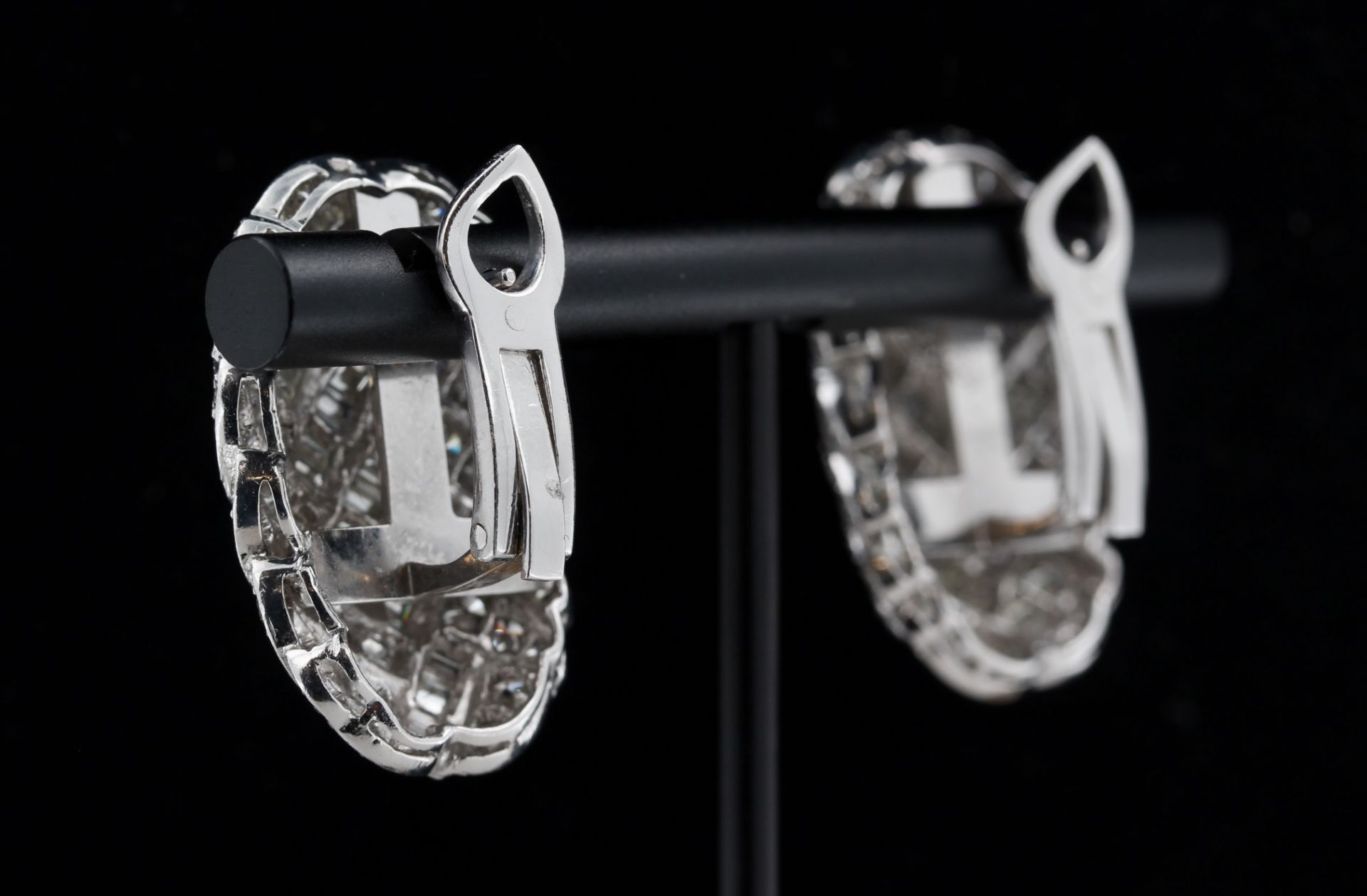 Paar Ohrclips, 18 kt Weißgold, besetzt mit 109 Brillanten, zusammen ca. 3,25 ct, weiß, si, und 70 - Bild 5 aus 5
