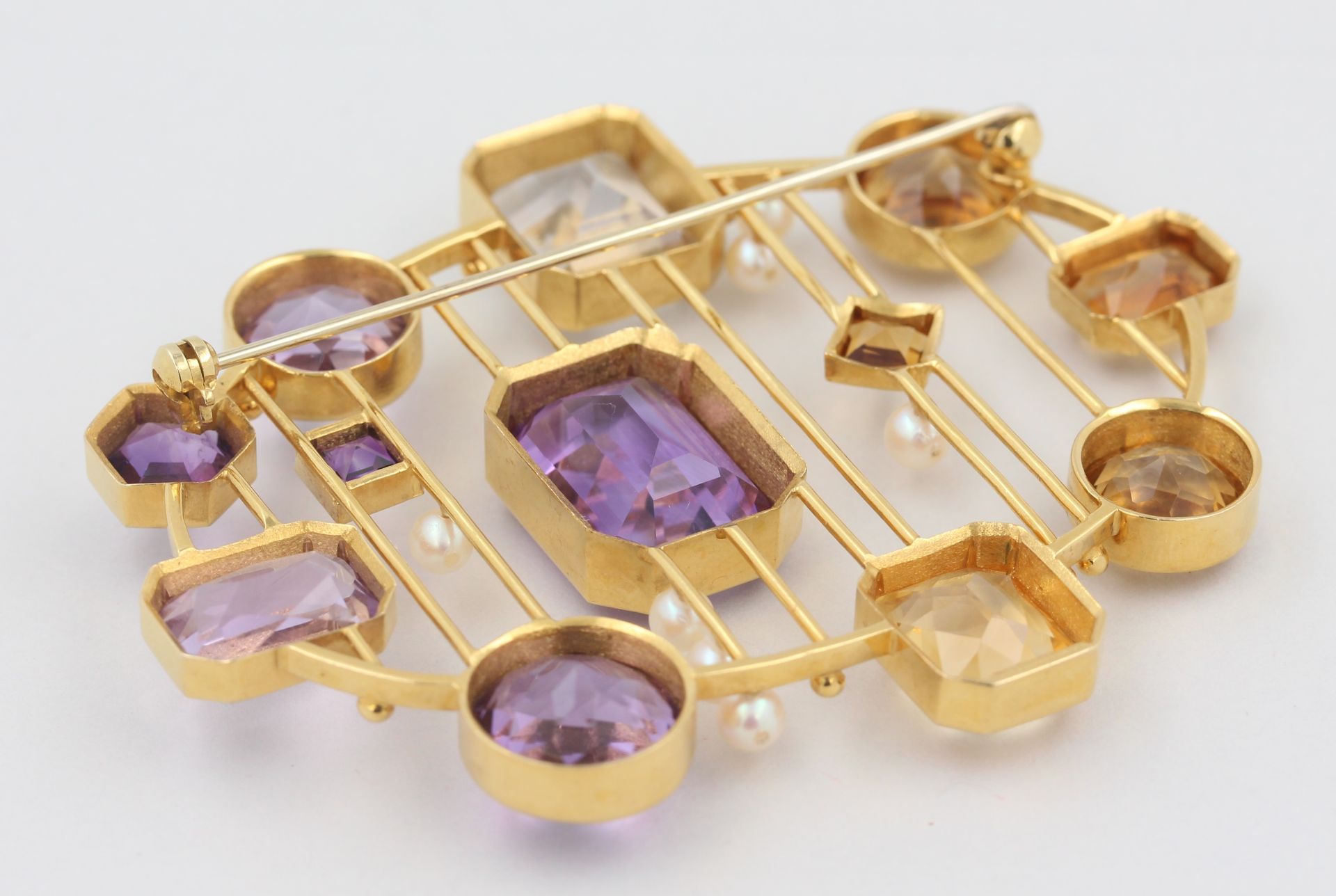 Brosche Fries-Arauner, 18 kt Gelbgold, mit Amethysten, Citrinen und weißen Perlen, Goldschmied - Bild 4 aus 6