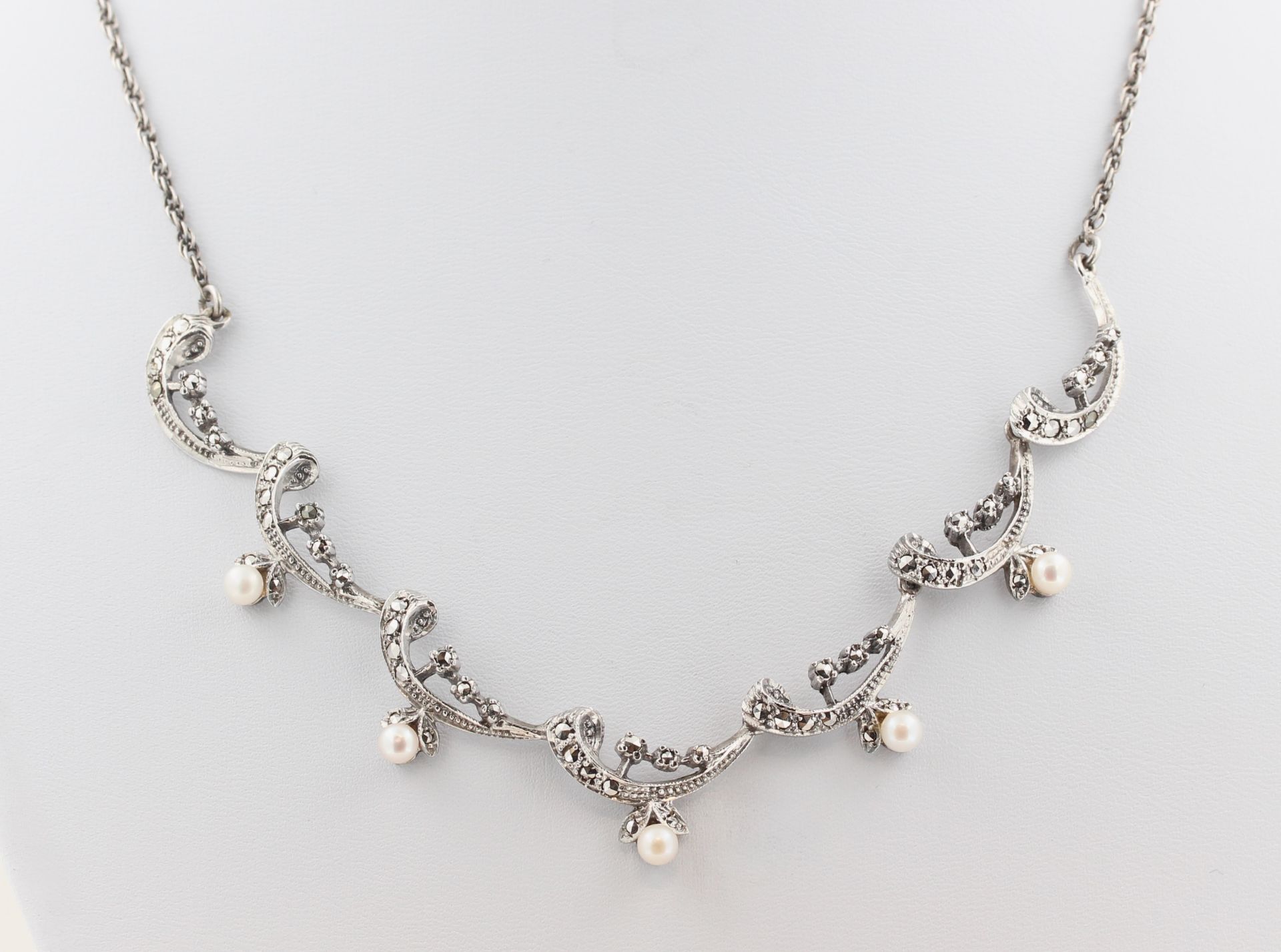 Collier Silber, Silber, floral gearbeitet, mit Markasiten und weißen Perlen, ca. 14,5 g, L. 43,5 cm,
