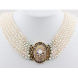 Perlencollier, 14 kt Gelbgold Schließe (ca. 13,0 g), teils Weißgold, mit kleinen Diamanten und 1