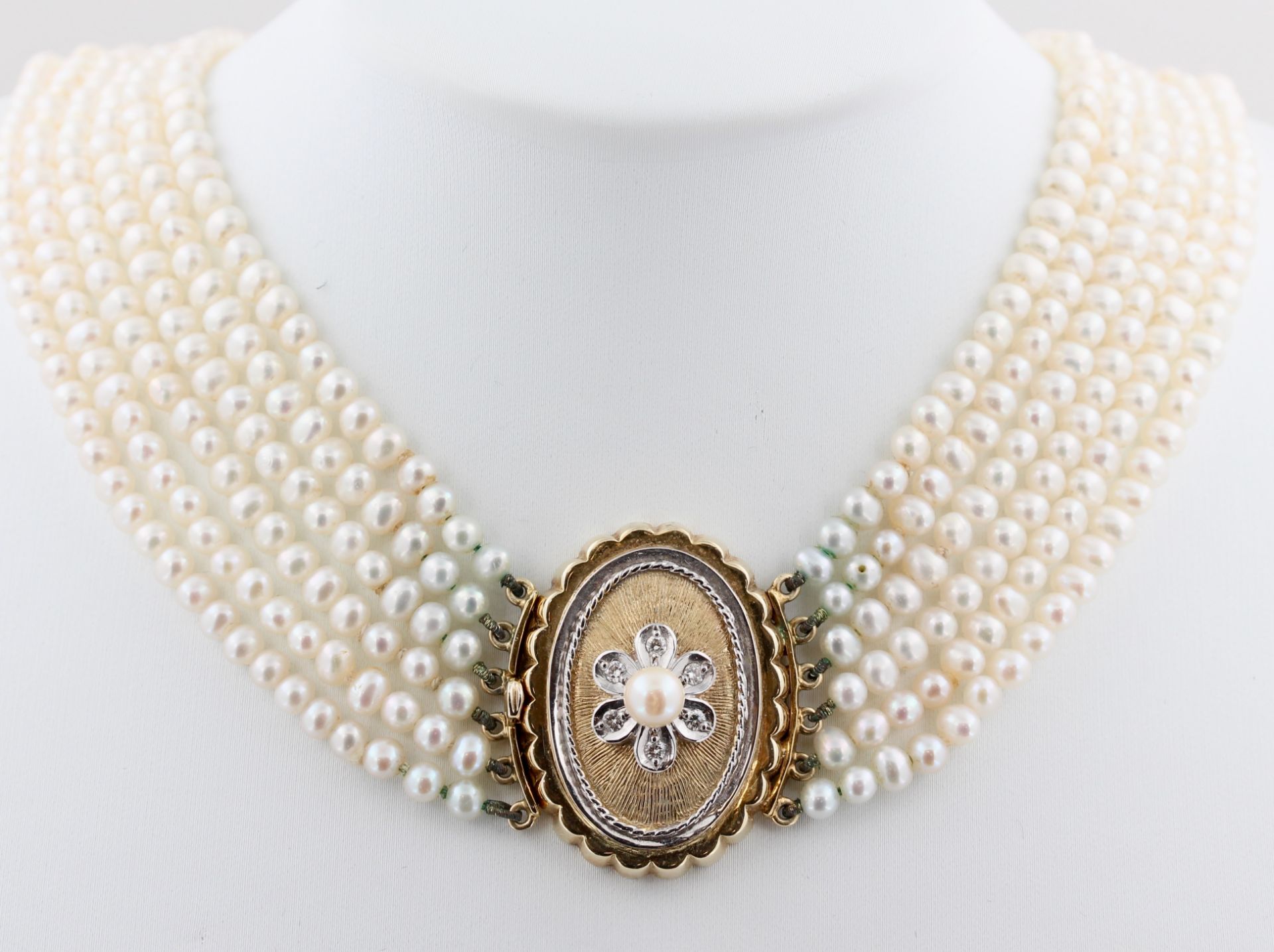 Perlencollier, 14 kt Gelbgold Schließe (ca. 13,0 g), teils Weißgold, mit kleinen Diamanten und 1