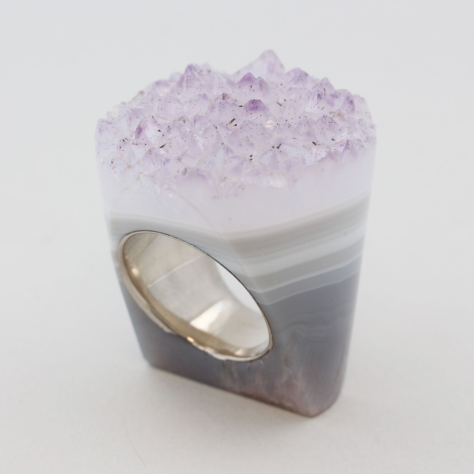 Damenring mit Amethyst, aus Amethystquarz, innen Silber, Ringkopf D. 3,4 cm, ca. 47,6 g, RM 60
