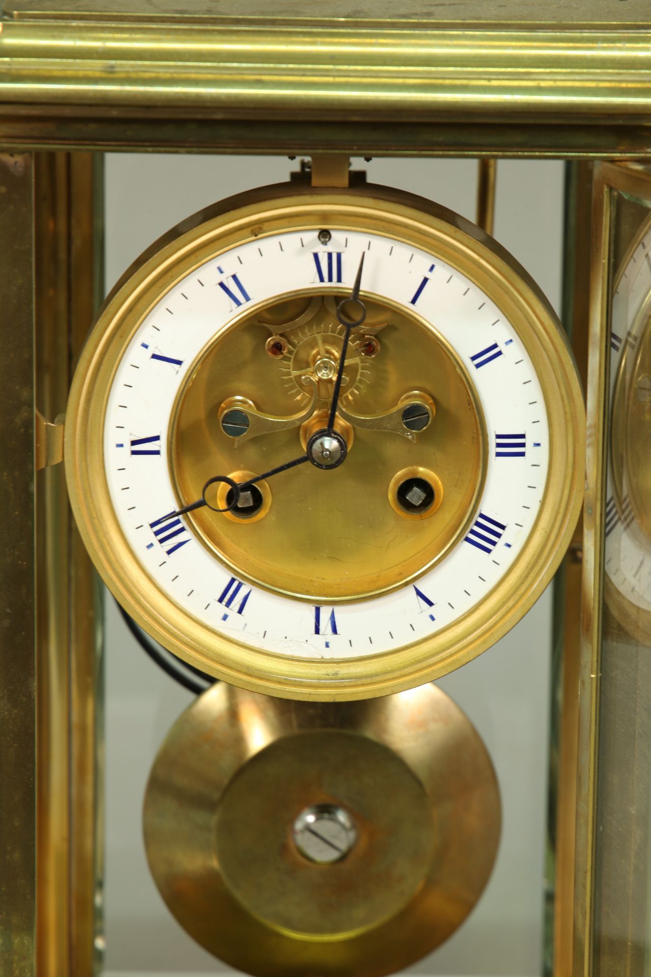 Tischuhr, Messinggehäuse, weißes Zifferblatt mit römischen Zahlen, minimal beschädigt, - Bild 4 aus 6