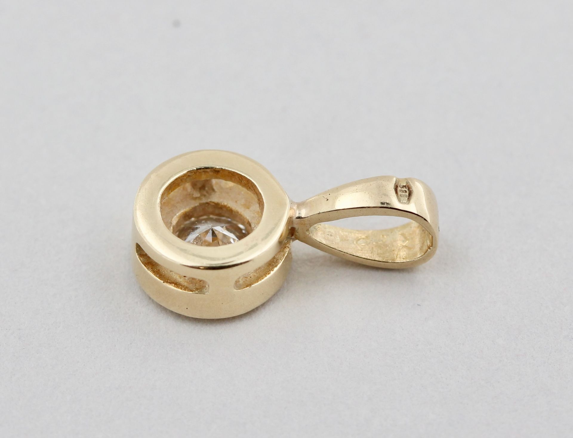 Solitäranhänger, 14 kt Gelbgold, mit 1 Brillant, ca. 0,25 ct, weiß, si, ca. 1,2 g, L. 1,3 cm - Bild 4 aus 4