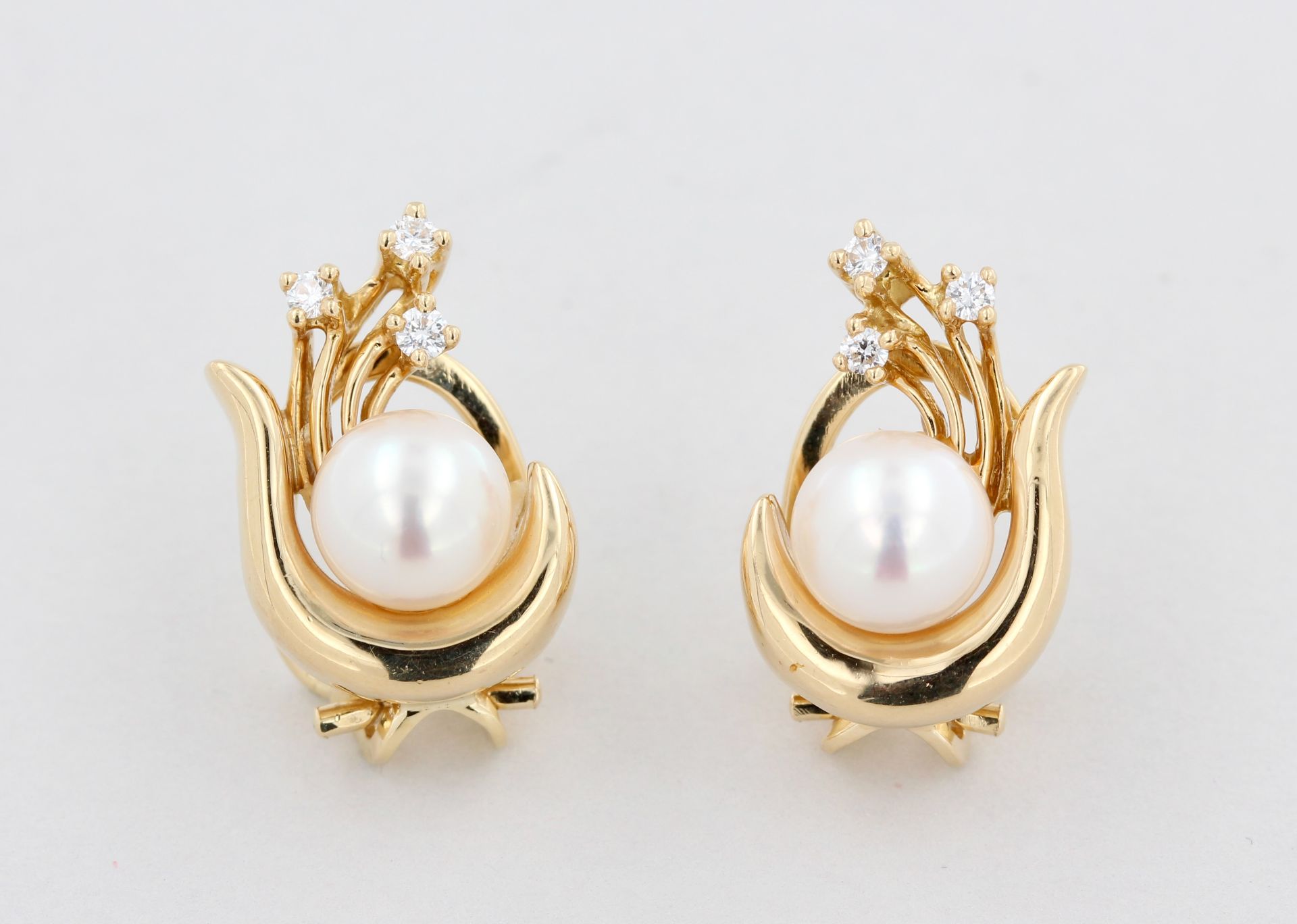 Paar Ohrstecker, 18 kt Gelbgold, mit je 1 weißen Perlen und kleinen Brillanten, punziert, ca. 7,8 g, - Bild 2 aus 4