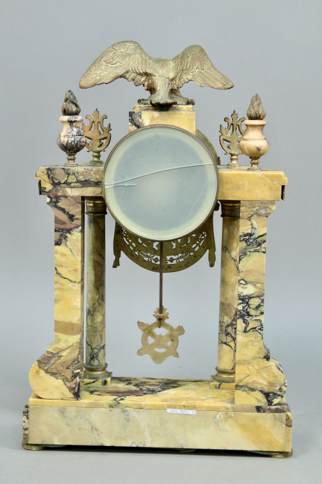 Kaminuhr mit 2 Beistellern, 1860, Marmor und Bronzedekor, Schlag auf Glocke, weißes Zifferblatt - Bild 3 aus 6