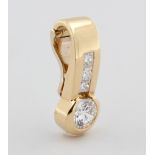 Clipanhänger, 18 kt Gelbgold, mit 1 Brillant, ca. 0,75 ct, weiß, vsi, 3 Diamanten Princesscut,