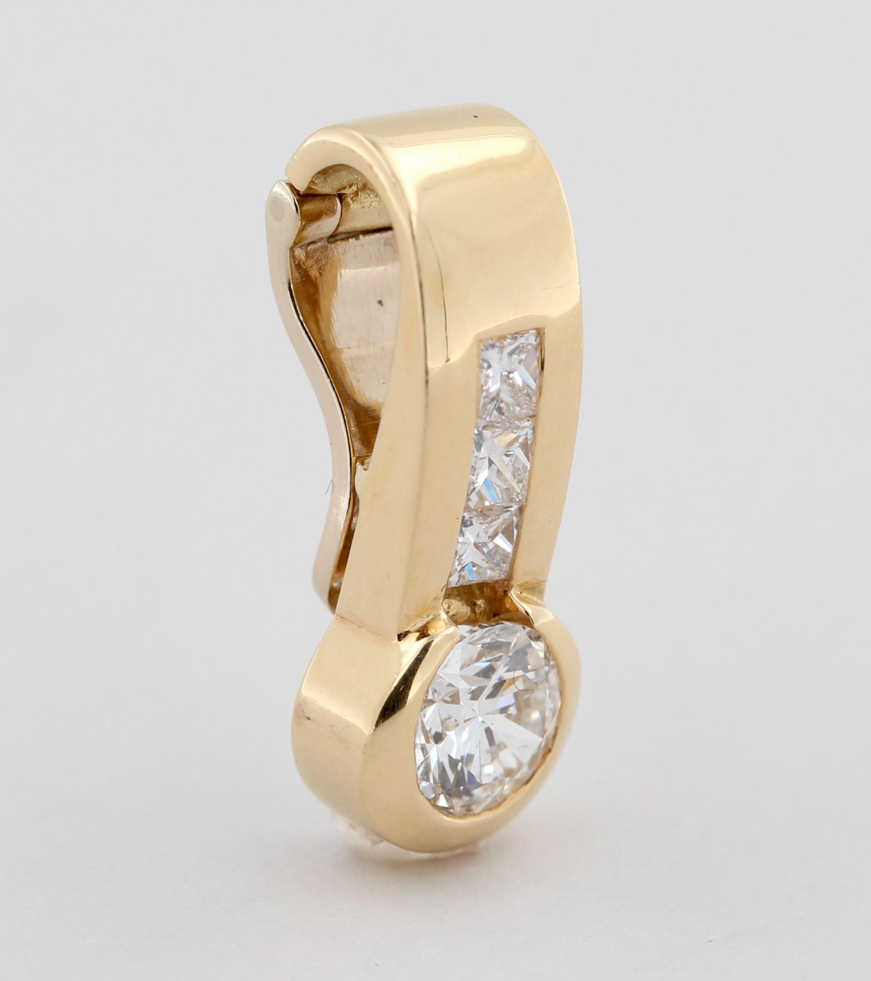 Clipanhänger, 18 kt Gelbgold, mit 1 Brillant, ca. 0,75 ct, weiß, vsi, 3 Diamanten Princesscut,