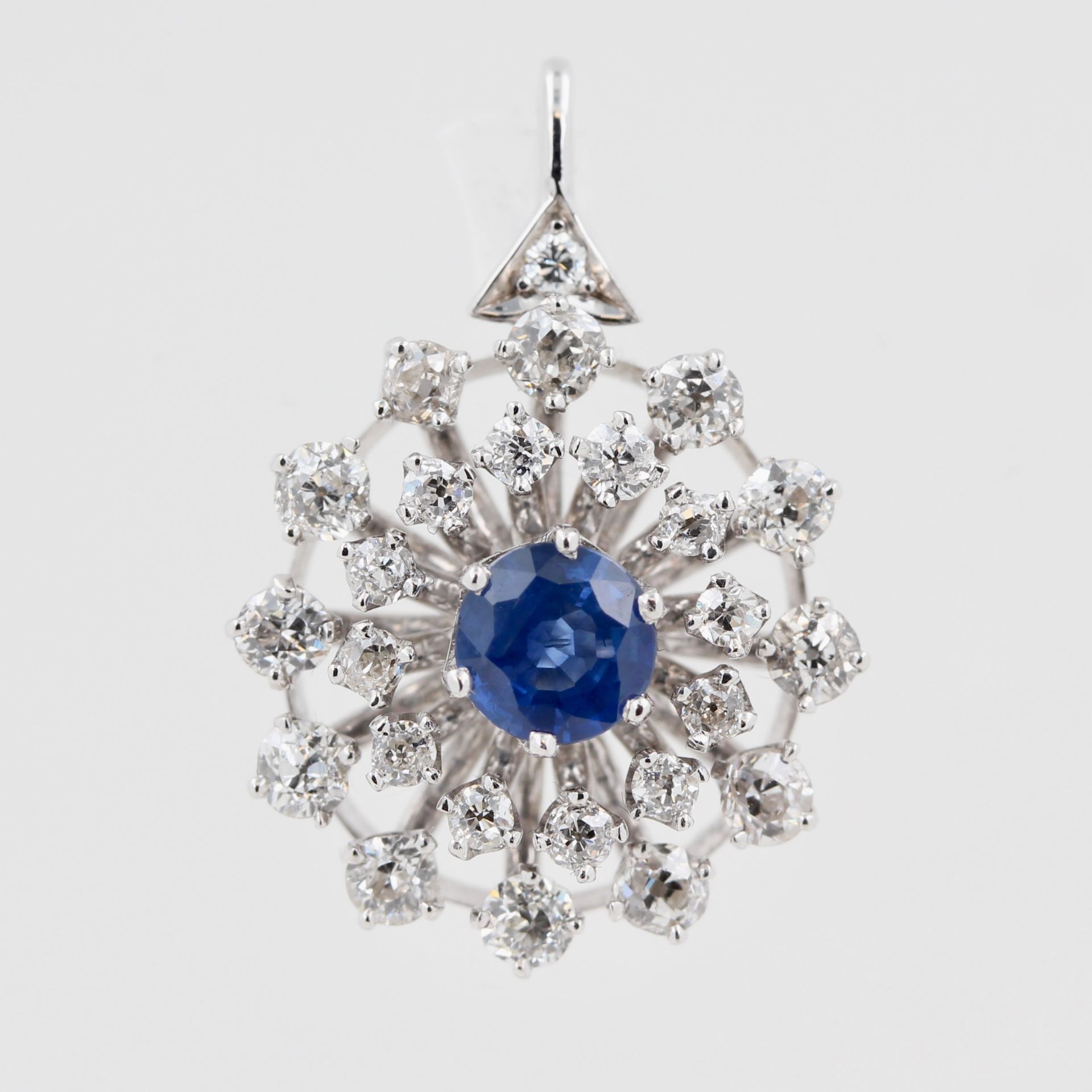 Anhänger, 18 kt Weißgold, mit 1 Saphir, ca. 0,8 ct, zahlreiche Brillanten, zusammen ca. 1,30 ct, ca.