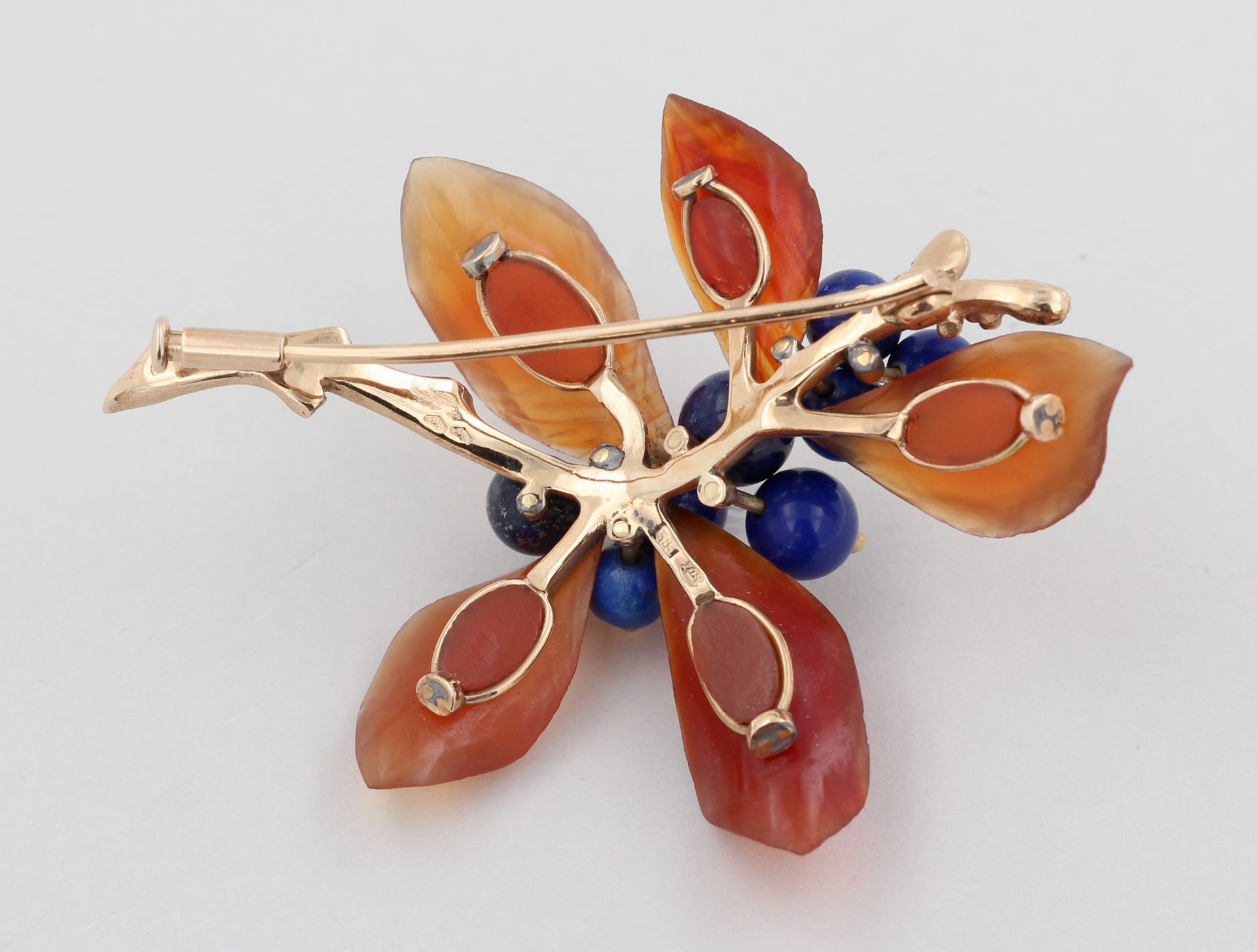 Brosche, 14 kt Gelbgold, florale Gestaltung, mit Lapislazuli und wohl Karneol, punziert, ca. 14,0 g, - Bild 3 aus 3