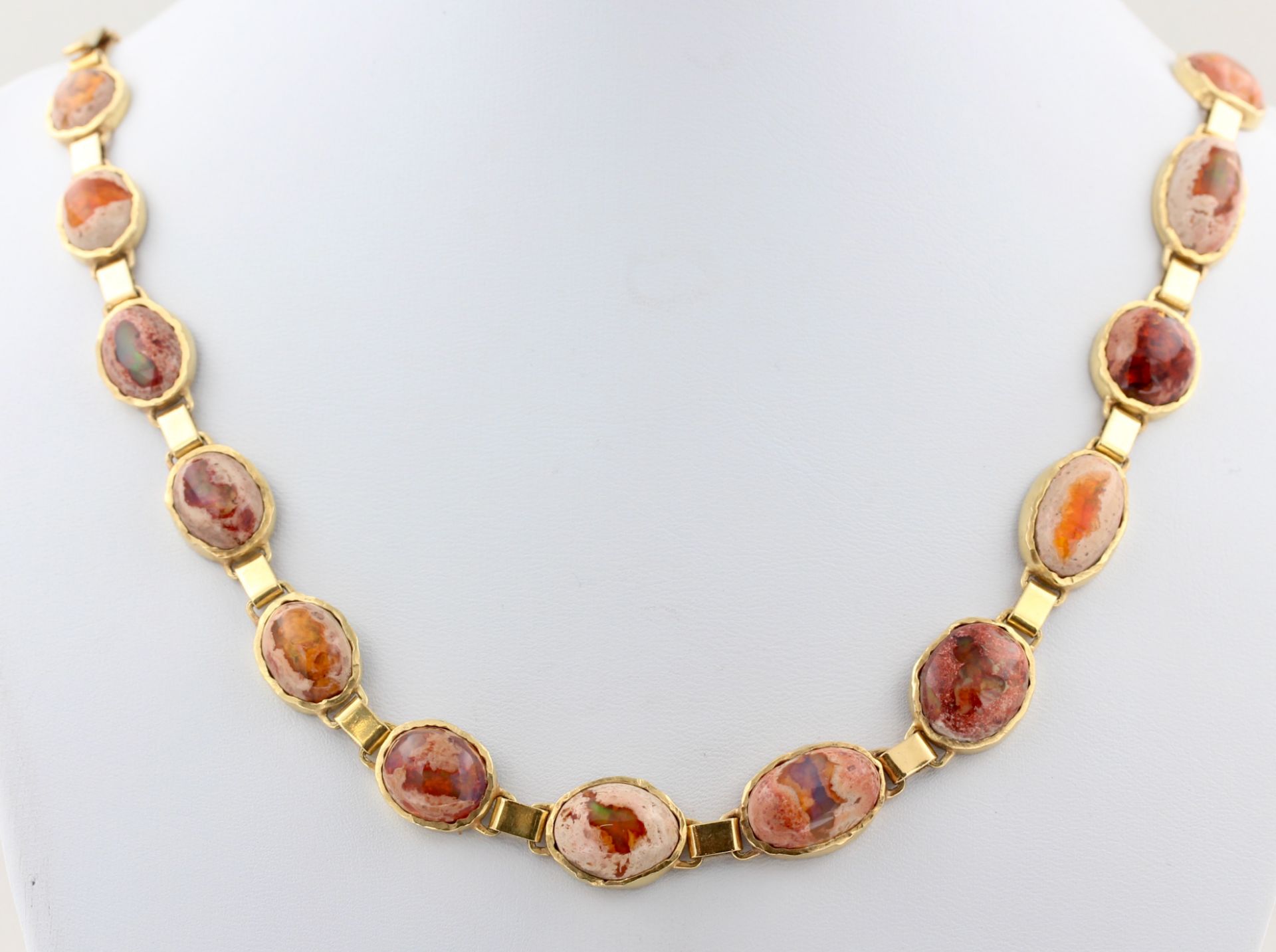 Collier mit Feueropal, 18 kt Gelbgold, mit Feueropal Cabochons in Matrix, B. 1,1 cm - 1,7 cm,