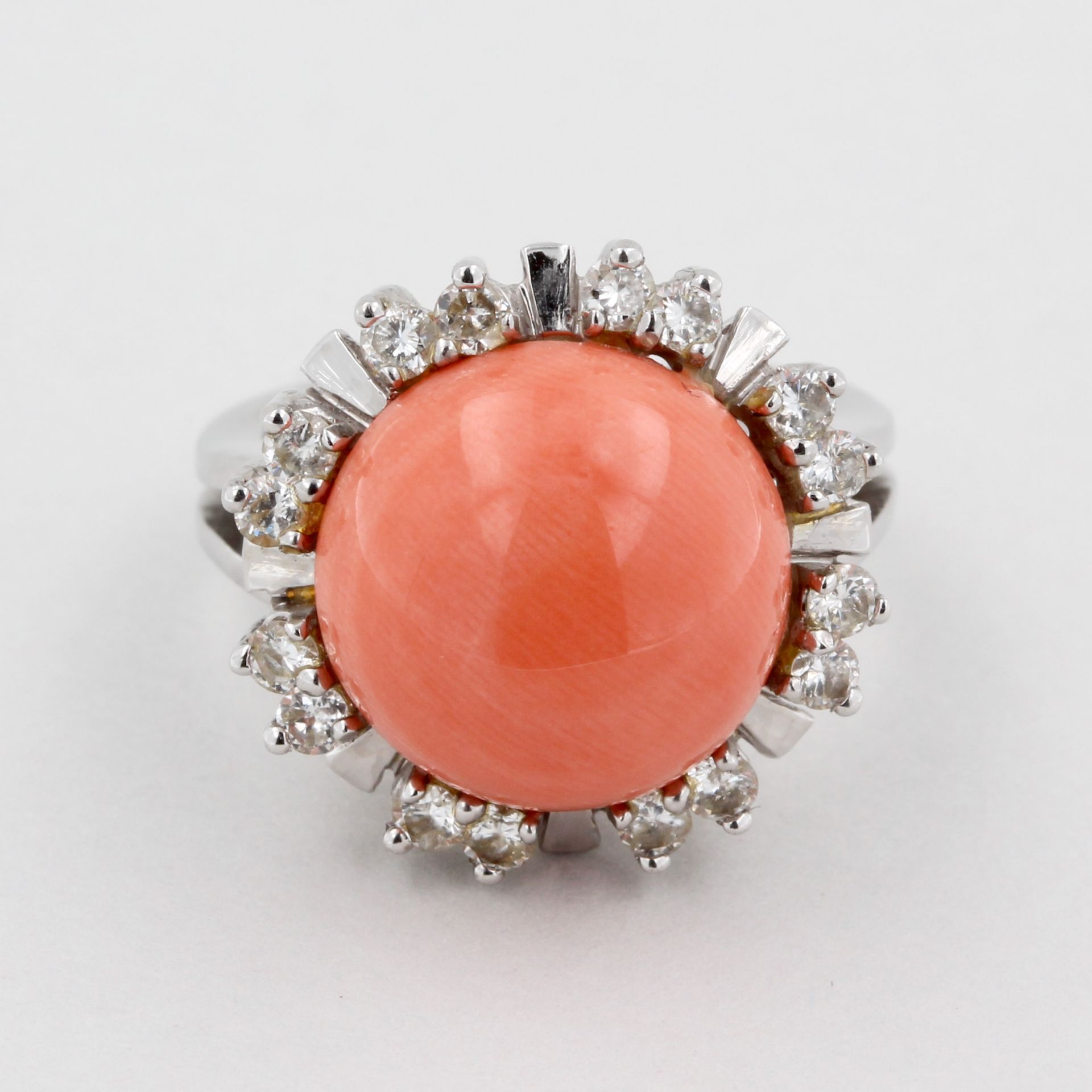 Damenring, 14 kt Weißgold, mit Diamanten und Koralle, punziert, ca. 7,3 g, RM 49 - Bild 2 aus 4