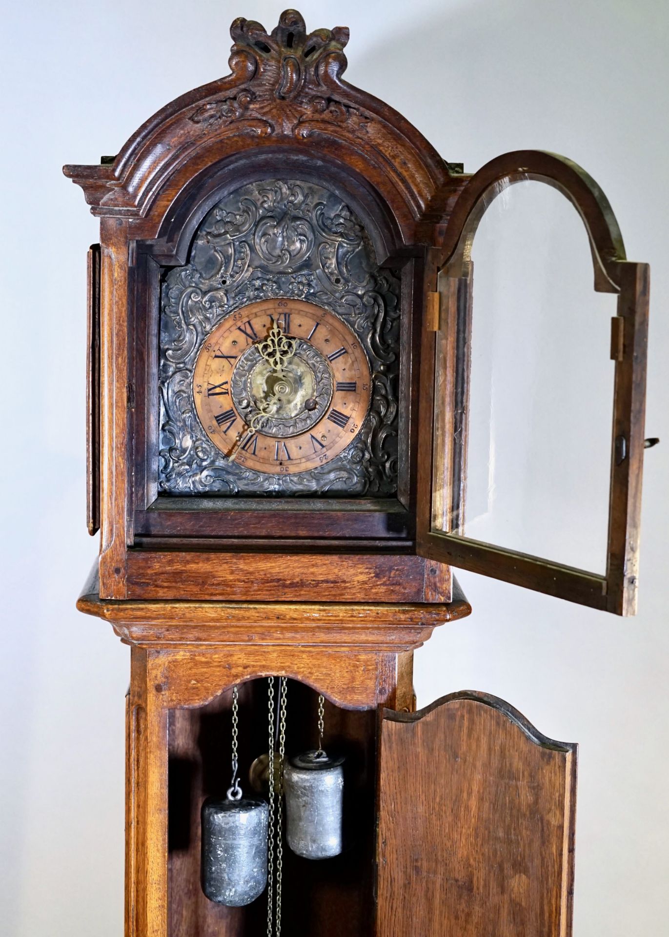 Standuhr , 19 Jh., wohl Eiche, verm. Marriage, Holz Gehäuse mit barocken Verzierungen, 2 Gewichte, - Bild 3 aus 4