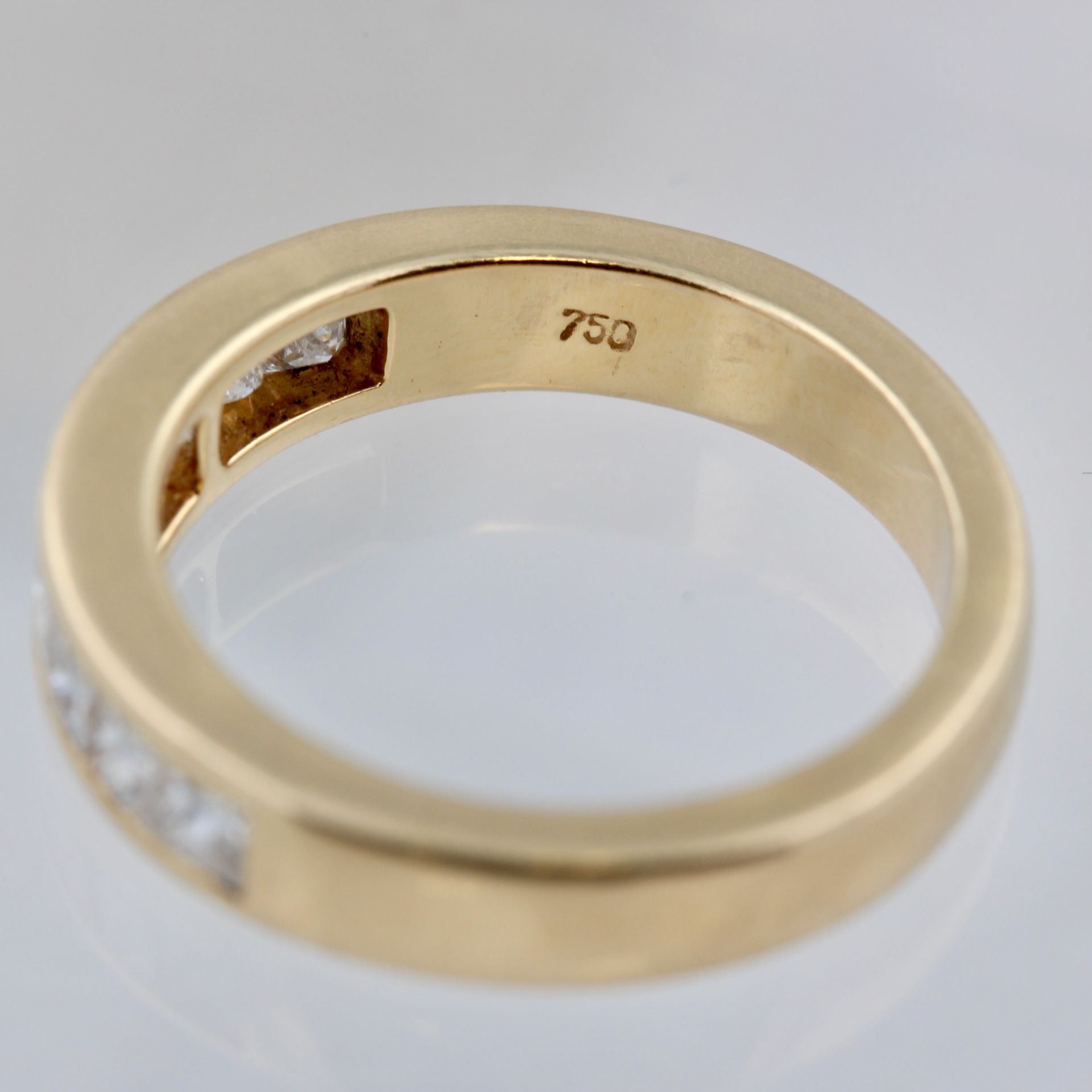 Damenring, 18 kt Gelbgold, besetzt mit 9 Diamantcarrés, zusammen ca. 1,0 ct, feines Weiß, vsi, ca. - Bild 3 aus 3