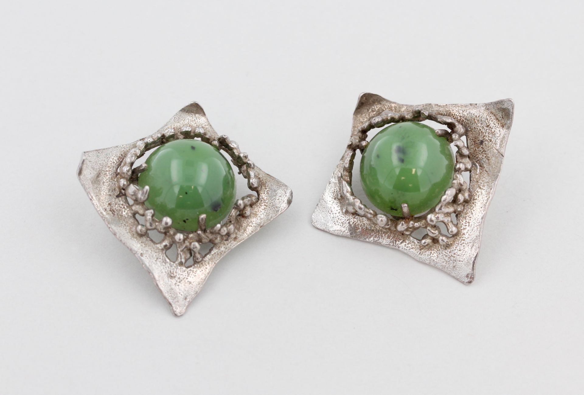 Paar Ohrclips Silber, 925 Silber, mit grüner, wohl Jade, punziert, ca. 16,3 g, L. 3,5 cm - Bild 3 aus 3