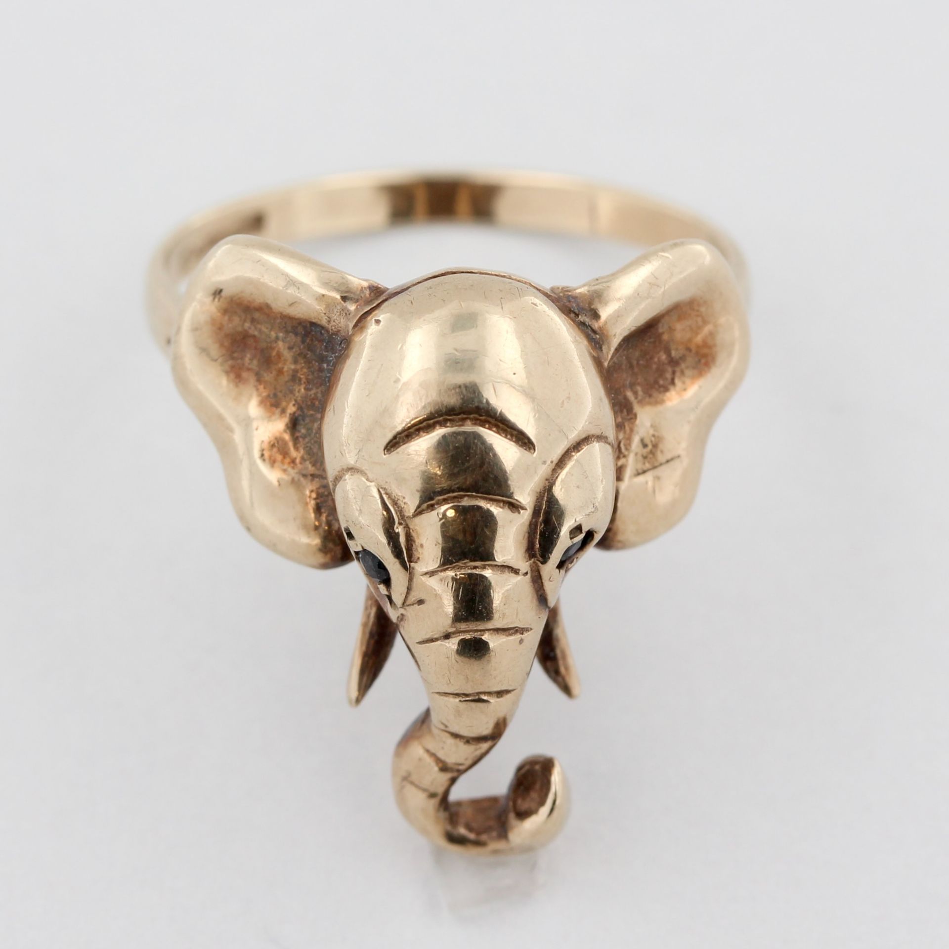 Damenring, 9 kt Gelbgold, Reliefarbeit in Form eines Elefantenkopfes, 2 Saphire als Augen, ca. 4,3 - Bild 2 aus 3