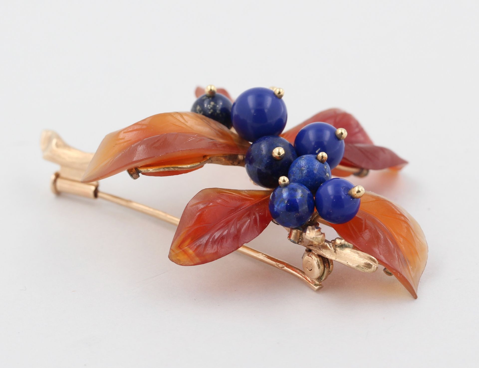 Brosche, 14 kt Gelbgold, florale Gestaltung, mit Lapislazuli und wohl Karneol, punziert, ca. 14,0 g, - Bild 2 aus 3