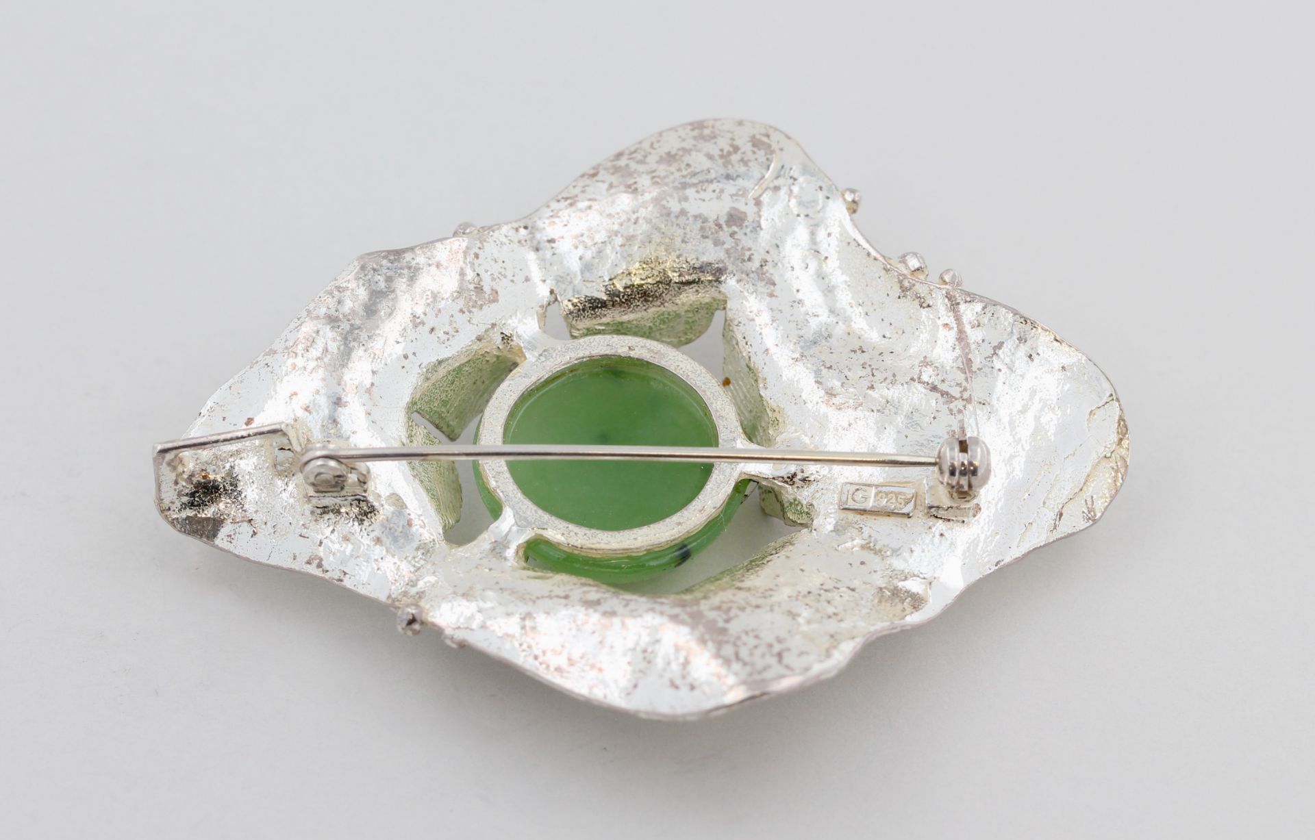 Anhänger Silber, 925 Silber, mit grüner, wohl Jade, als Brosche tragbar, punziert, ca. 22,1 g, L. - Bild 3 aus 3