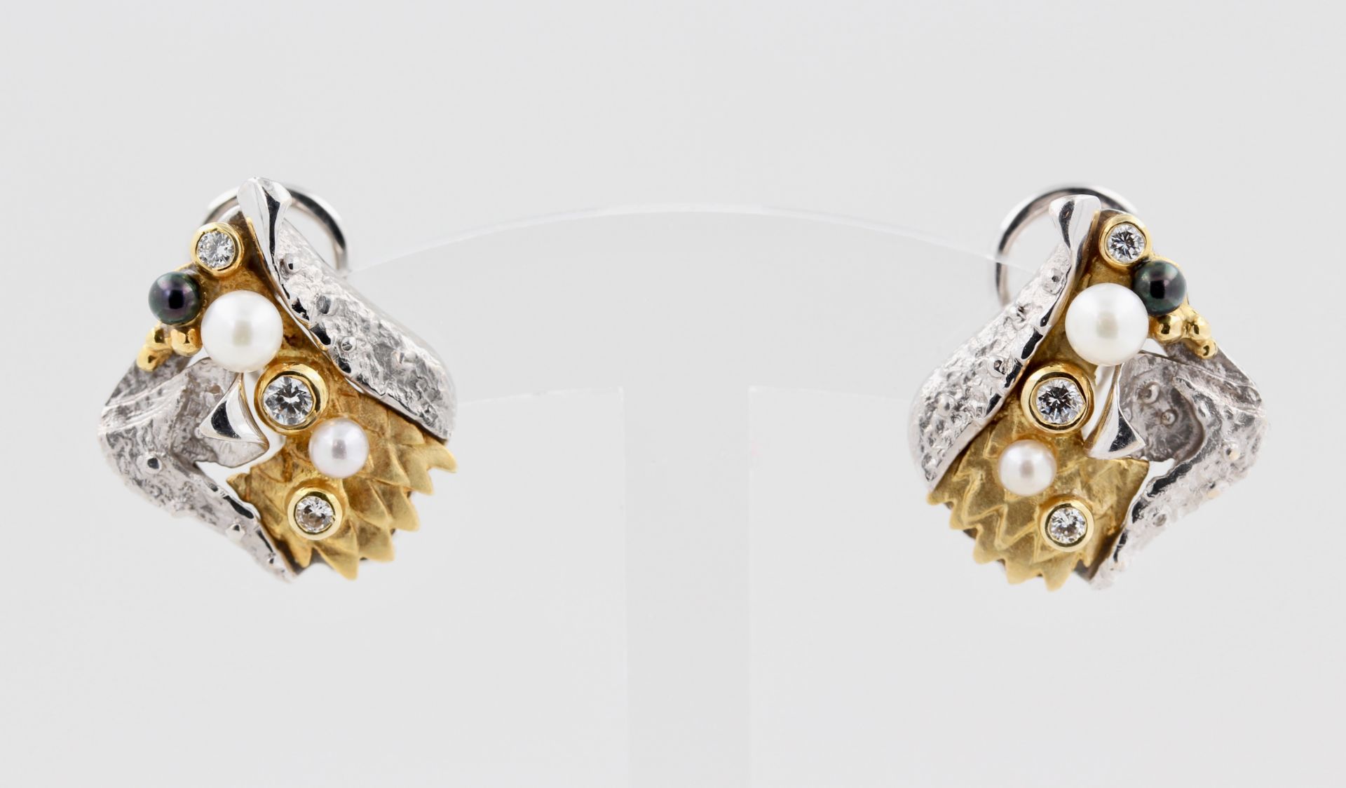 Paar Ohrstecker Bartel & Sohn, 14 kt Weißgold und Gelbgold, mit schwarzen und weißen Perlen und