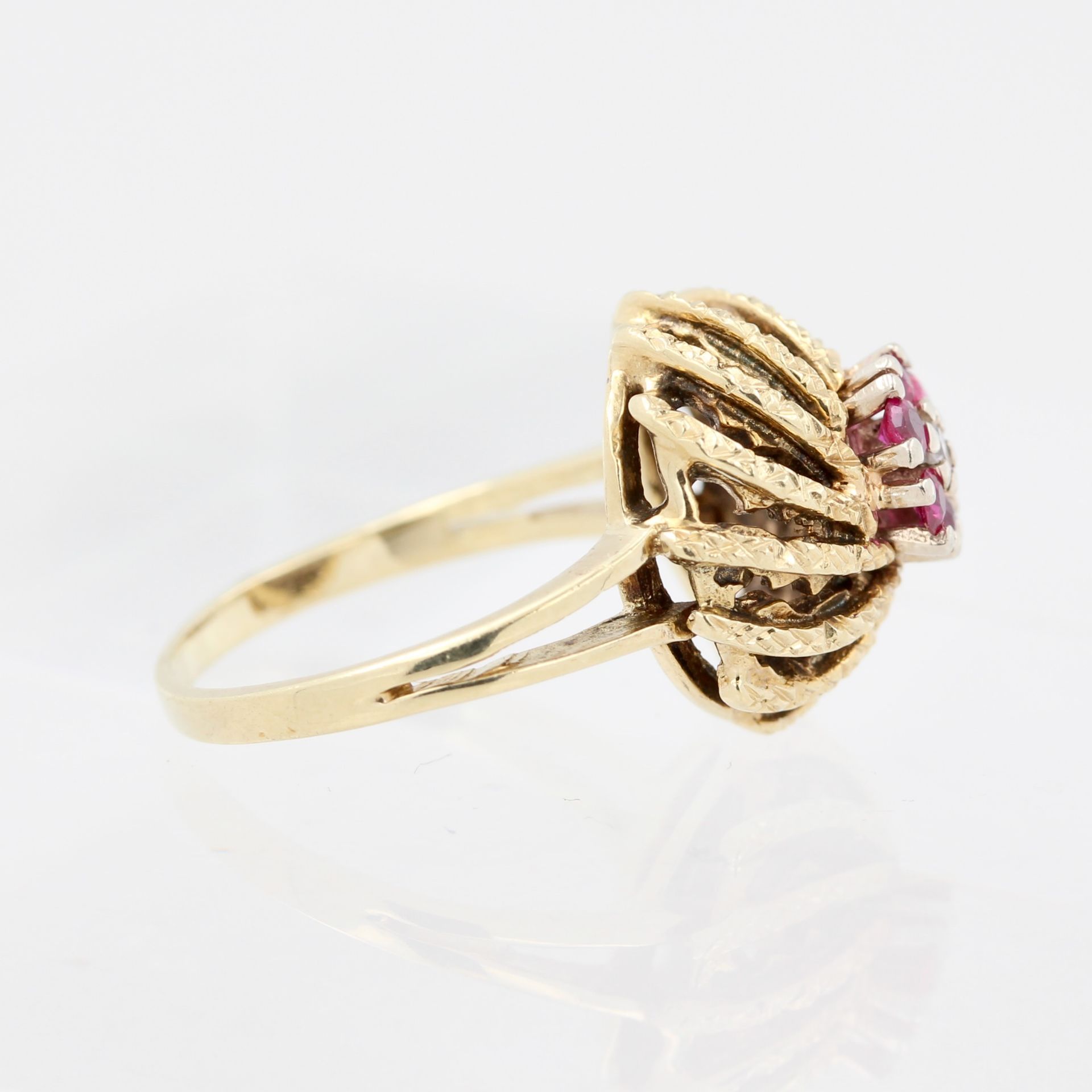 Damenring, 14 kt Gelbgold, mit kleinen Rubinen und 1 kleinen Diamant, punziert, ca. 4,4 g, RM 49 - Bild 2 aus 3