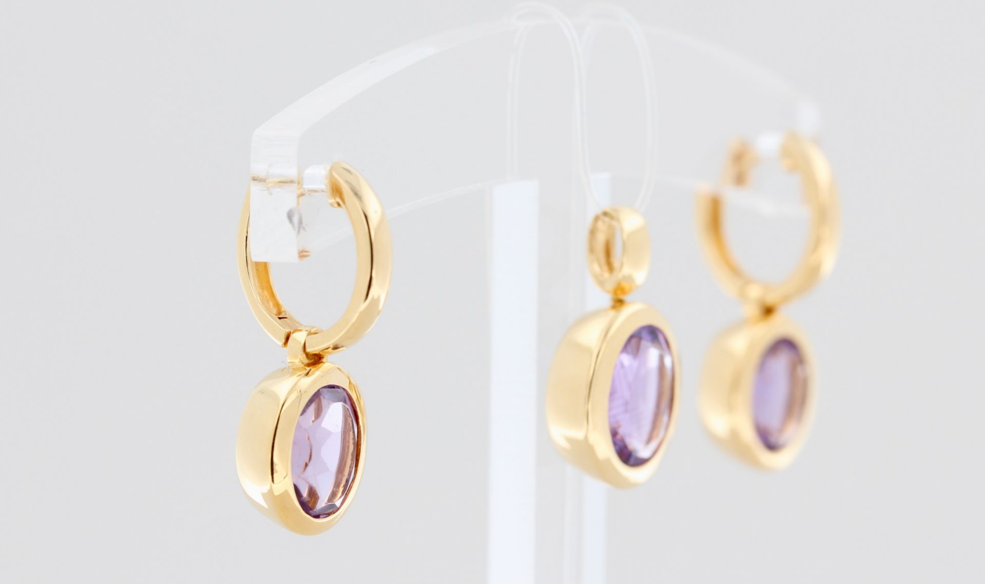 Schmuckset mit Amethyst, 8 kt Gelbgold, mit Amethyst, punziert, Anhänger L. 1,7 cm, Ohrringe L. 2, - Bild 2 aus 2