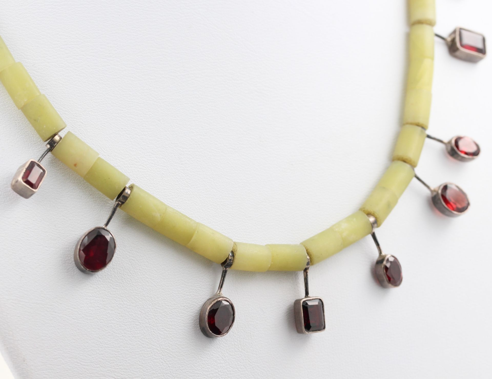 Collier, Silber, mit wohl Zitronenjade und Granat, L. 45 cm - Bild 2 aus 3