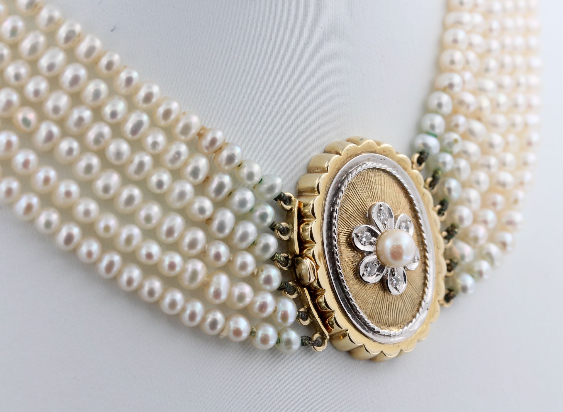Perlencollier, 14 kt Gelbgold Schließe (ca. 13,0 g), teils Weißgold, mit kleinen Diamanten und 1 - Bild 4 aus 5