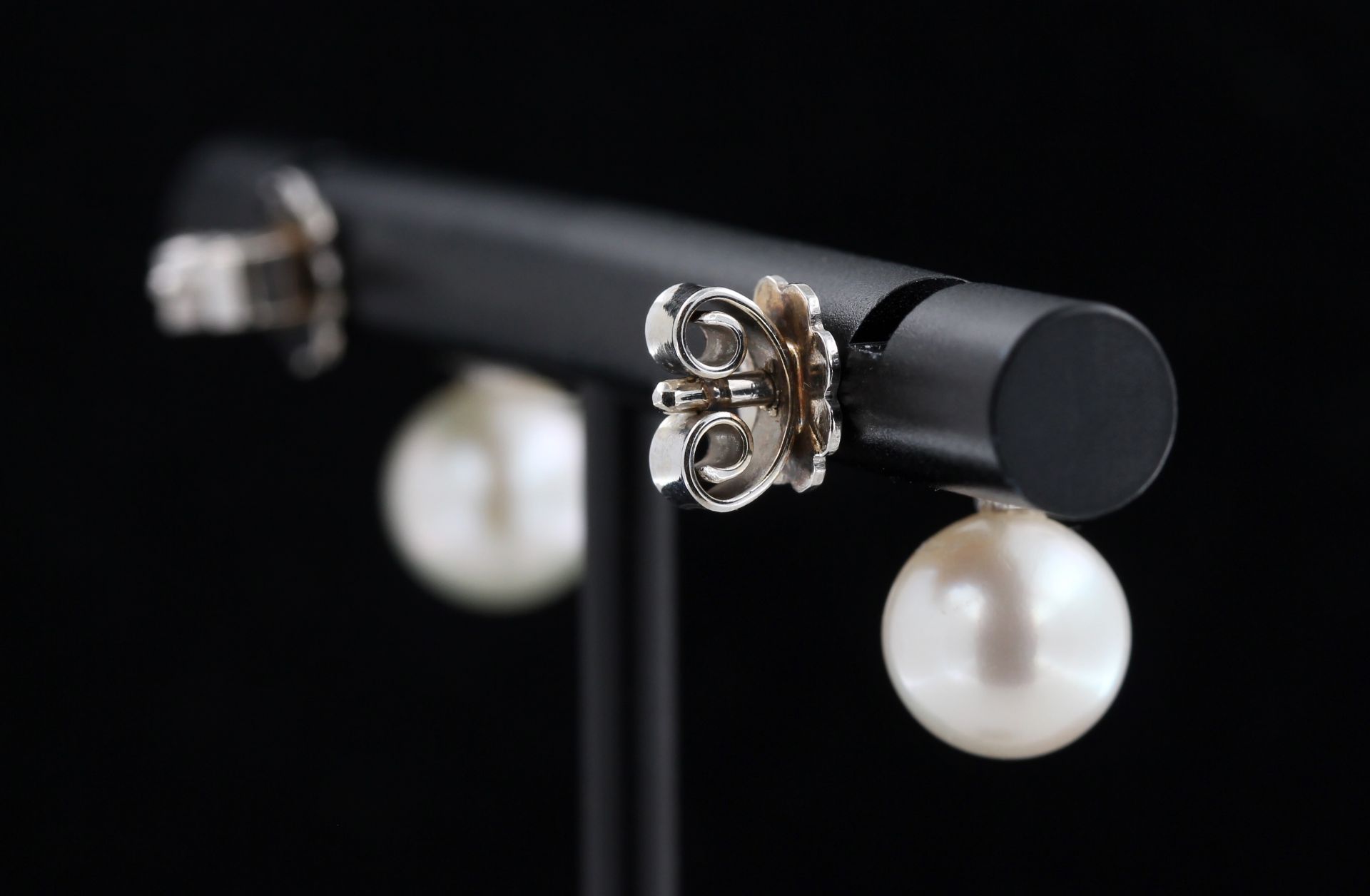 Paar Ohrstecker, 18 kt Weißgold, mit je 1 weißen Perlen und kleinen Brillanten, punziert, ca. 2,7 g, - Bild 3 aus 3