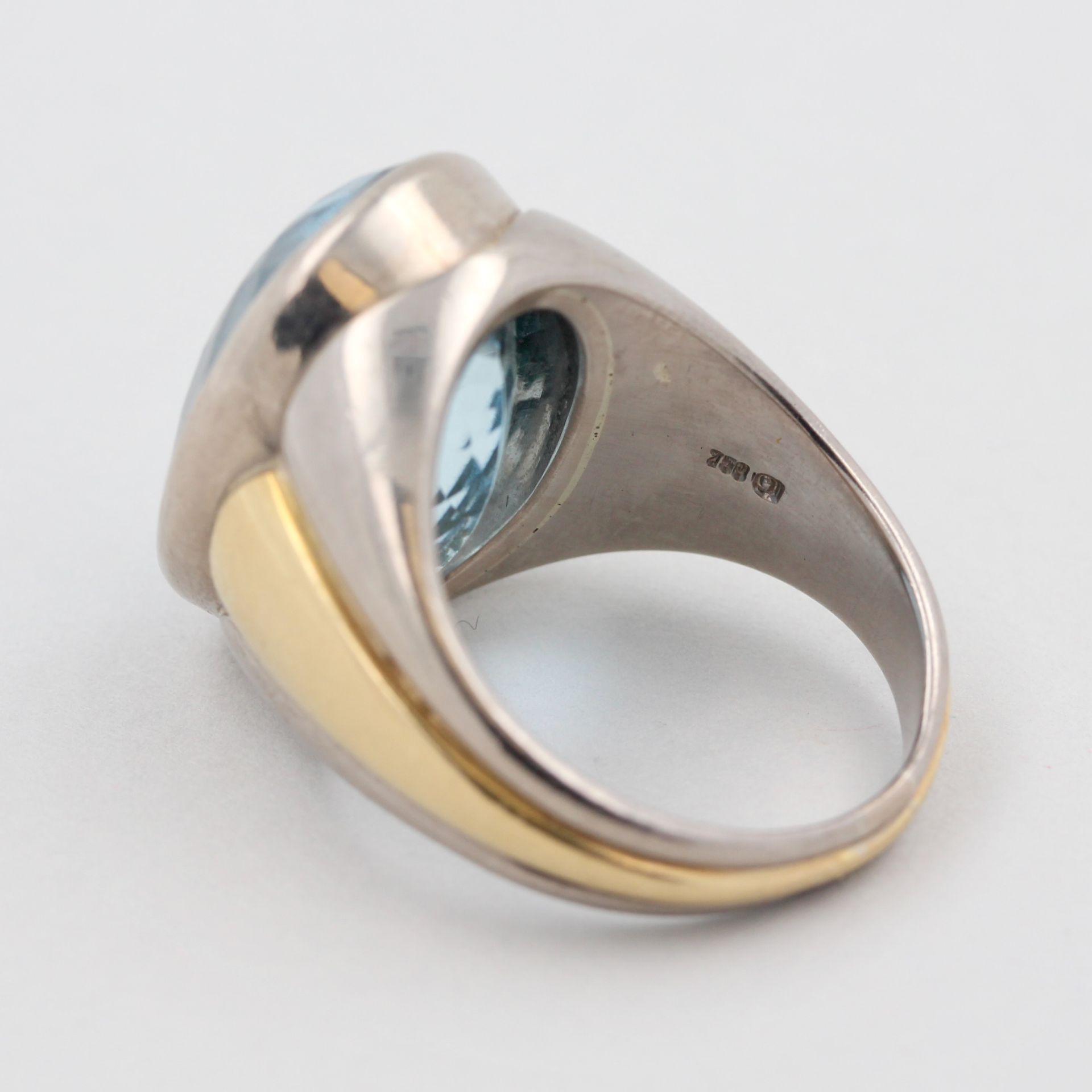 Damenring, 18 kt Weißgold, teils Gelbgold, mit 1 hellblauen, wohl Topas, punziert, ca. 19,8 g, RM - Bild 3 aus 3