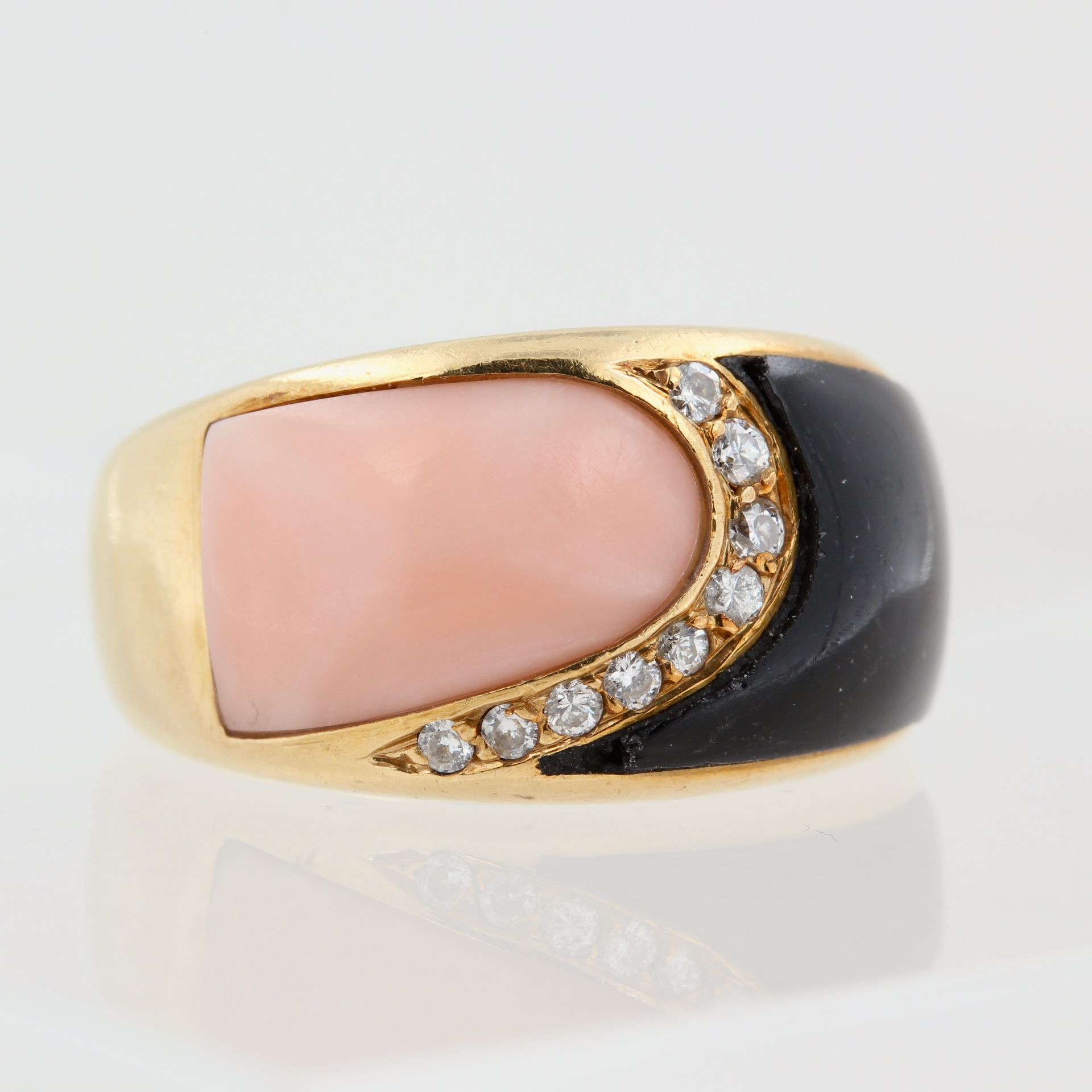 Damenring, 18 kt Gelbgold, mit Engelshautkoralle, kleinen Brillanten, und Onyx (Stein mit - Bild 2 aus 3