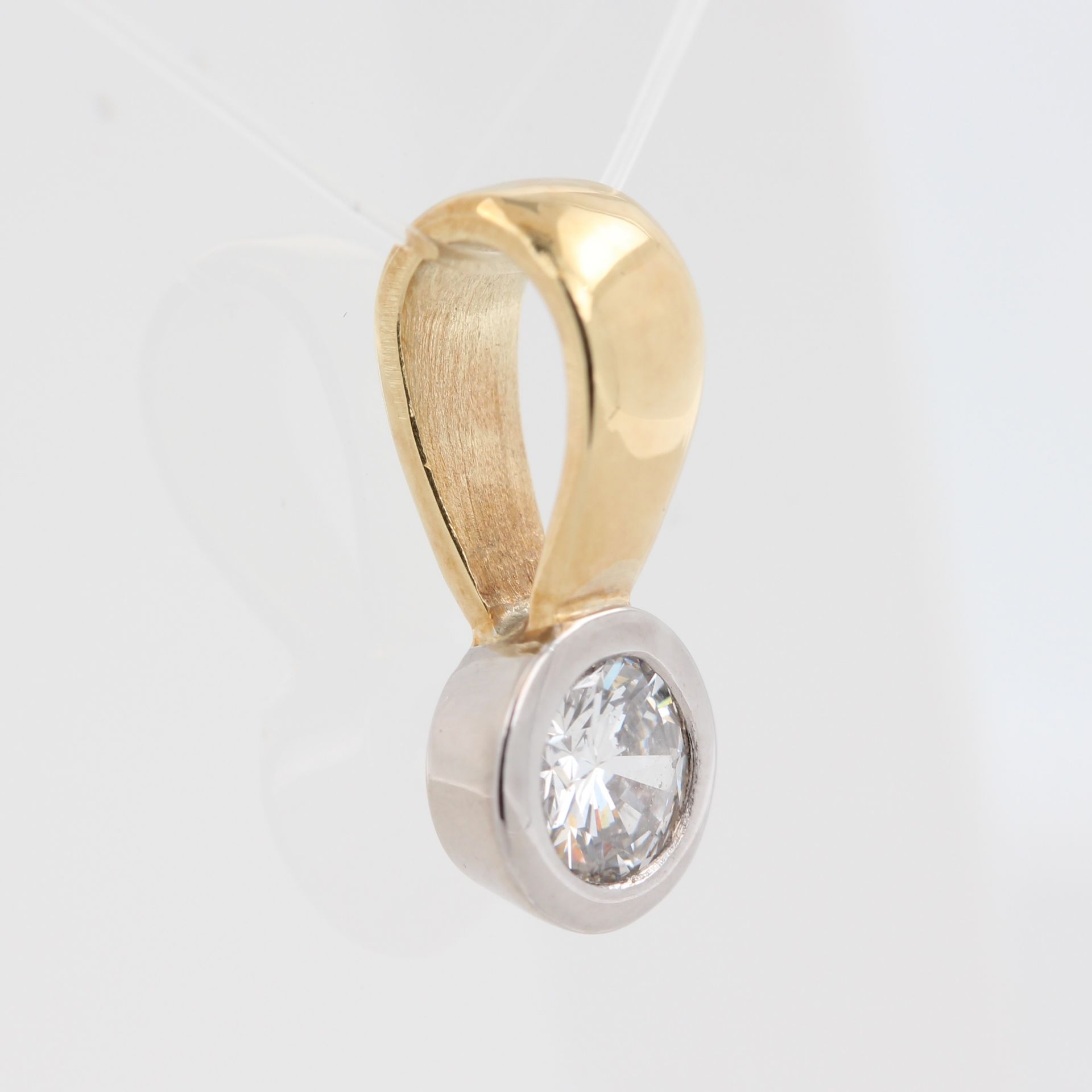 Anhänger, 14 kt Gelbgold, mit 1 Brillant, ca. 0,5 ct, Piqué, punziert, ca. 2,4 g, L. 1,6 cm - Bild 2 aus 2