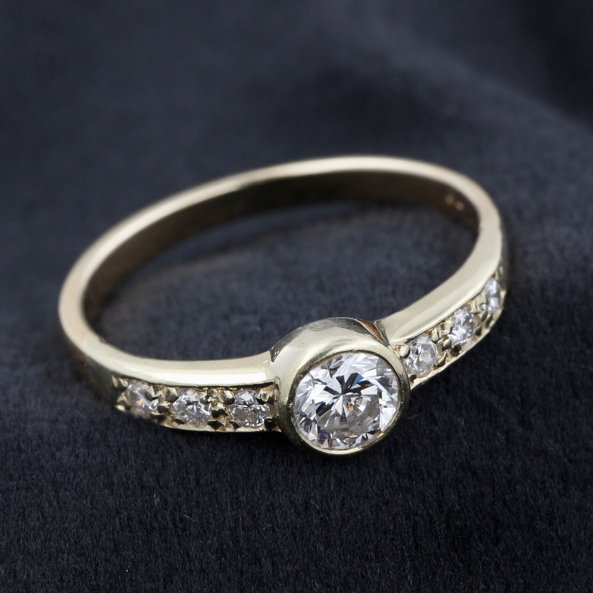 Damenring, 18 kt Gelbgold, mit Brillanten, Mittelstein ca. 0,33 ct, punziert, ca. 2,7 g, RM 55 - Bild 2 aus 4