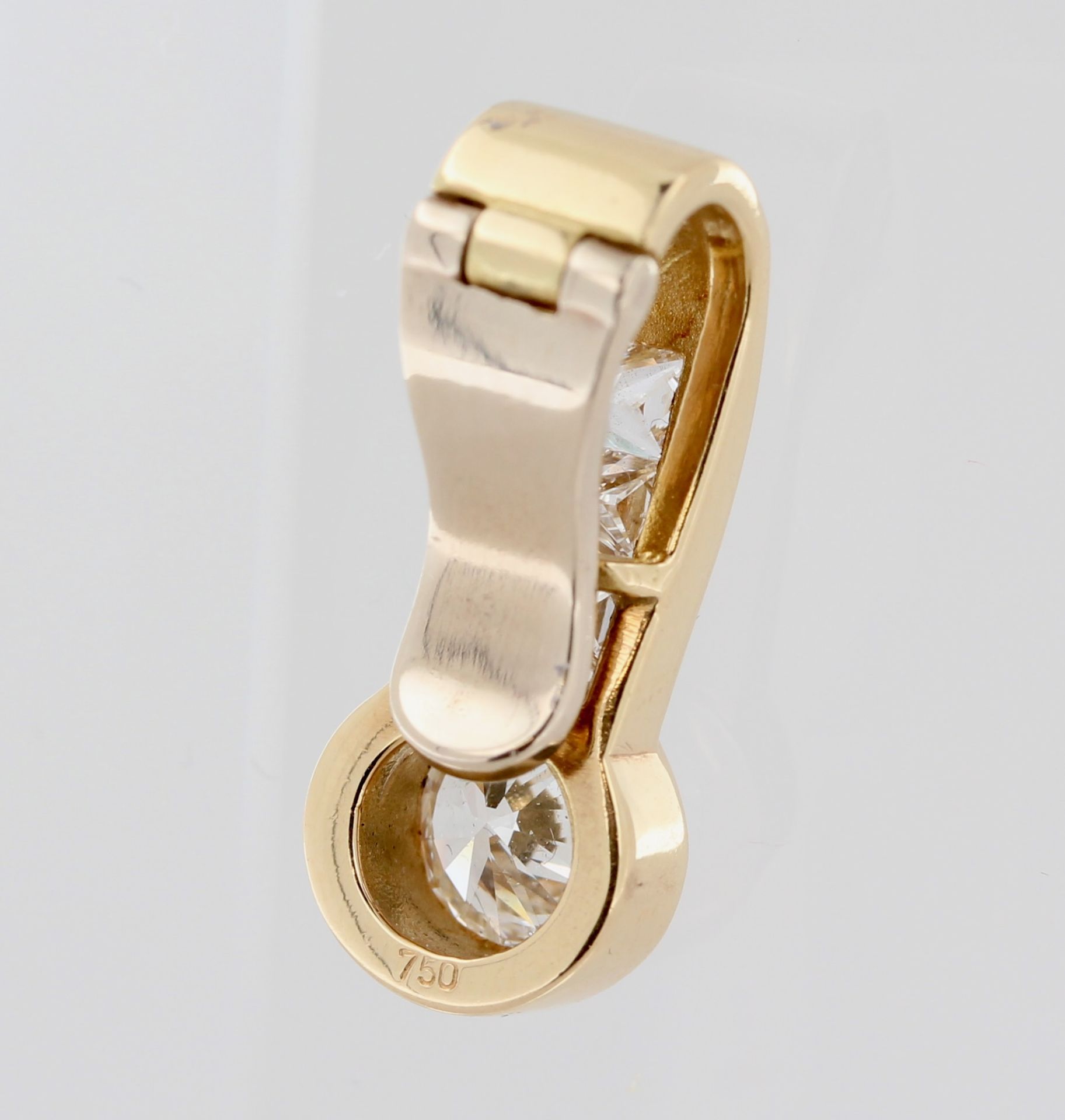 Clipanhänger, 18 kt Gelbgold, mit 1 Brillant, ca. 0,75 ct, weiß, vsi, 3 Diamanten Princesscut, - Bild 2 aus 2
