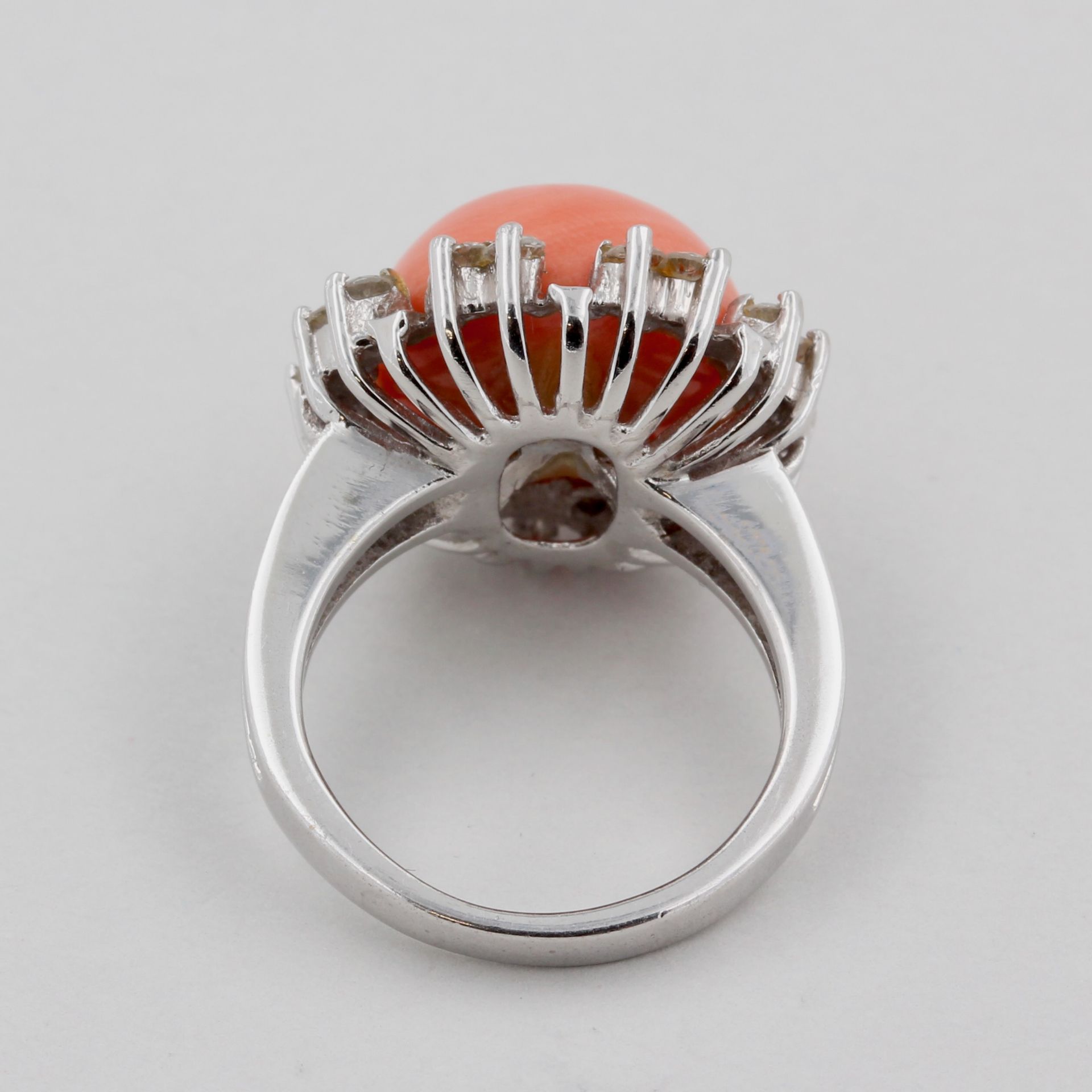 Damenring, 14 kt Weißgold, mit Diamanten und Koralle, punziert, ca. 7,3 g, RM 49 - Bild 4 aus 4