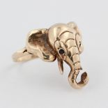 Damenring, 9 kt Gelbgold, Reliefarbeit in Form eines Elefantenkopfes, 2 Saphire als Augen, ca. 4,3