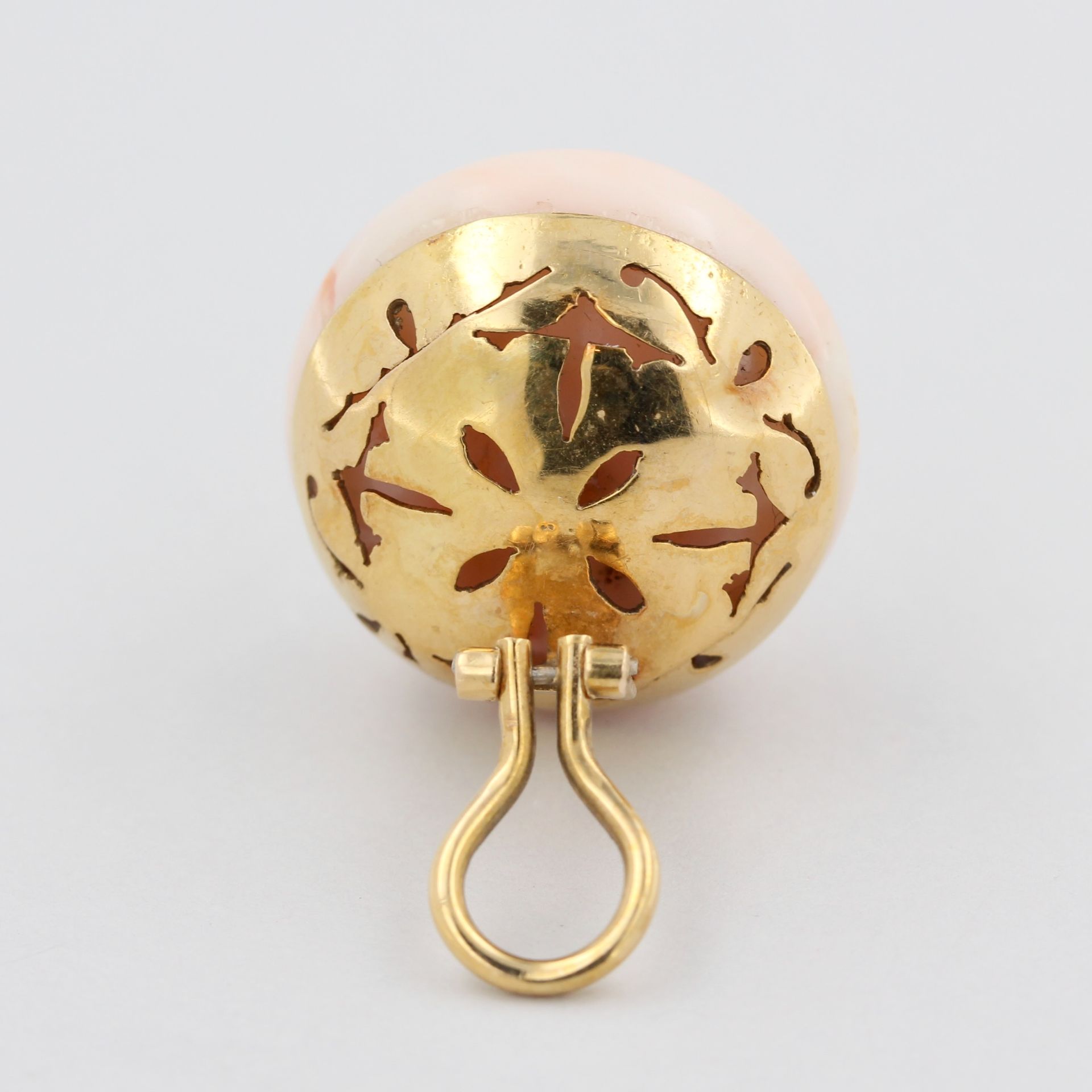 Paar Ohrclips Koralle, 18 kt Gelbgold, mit großen Engelshaut Korallen Cabochons, D. 2,3 cm, - Bild 4 aus 6
