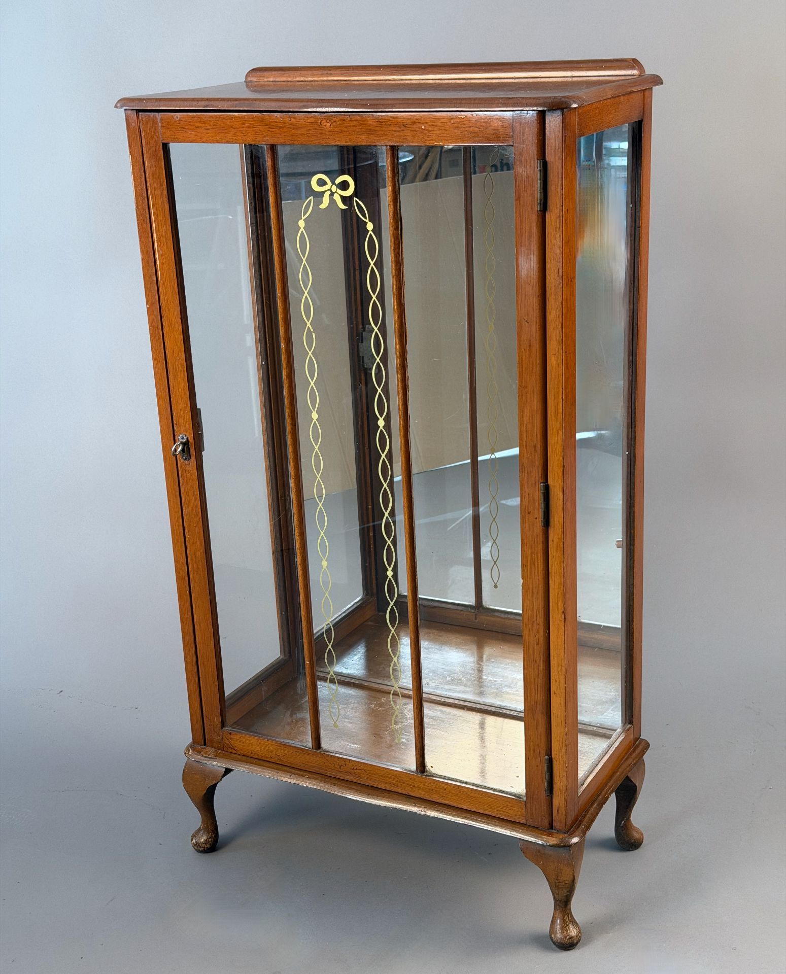 kleine Vitrine, um 1930, verspiegelte Rückwand, zu drei Seiten verglast, H. 106 cm, B. 60 cm, T. ca. - Bild 3 aus 3