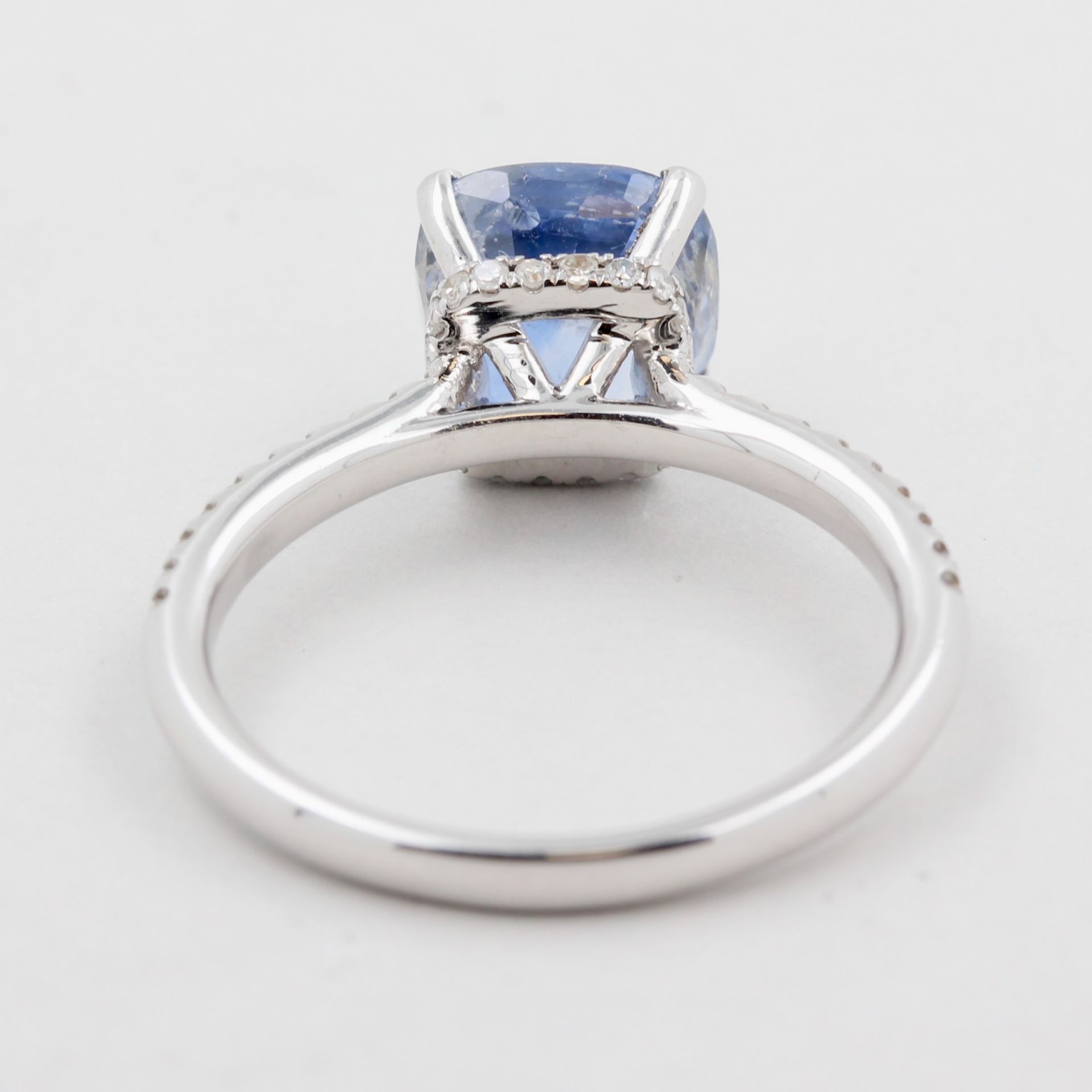 Damenring, 18 kt Weißgold, mit 1 Saphir, ca 3,44 ct und kleinen Brillanten, zusammen ca. 0,28 ct, - Bild 4 aus 5