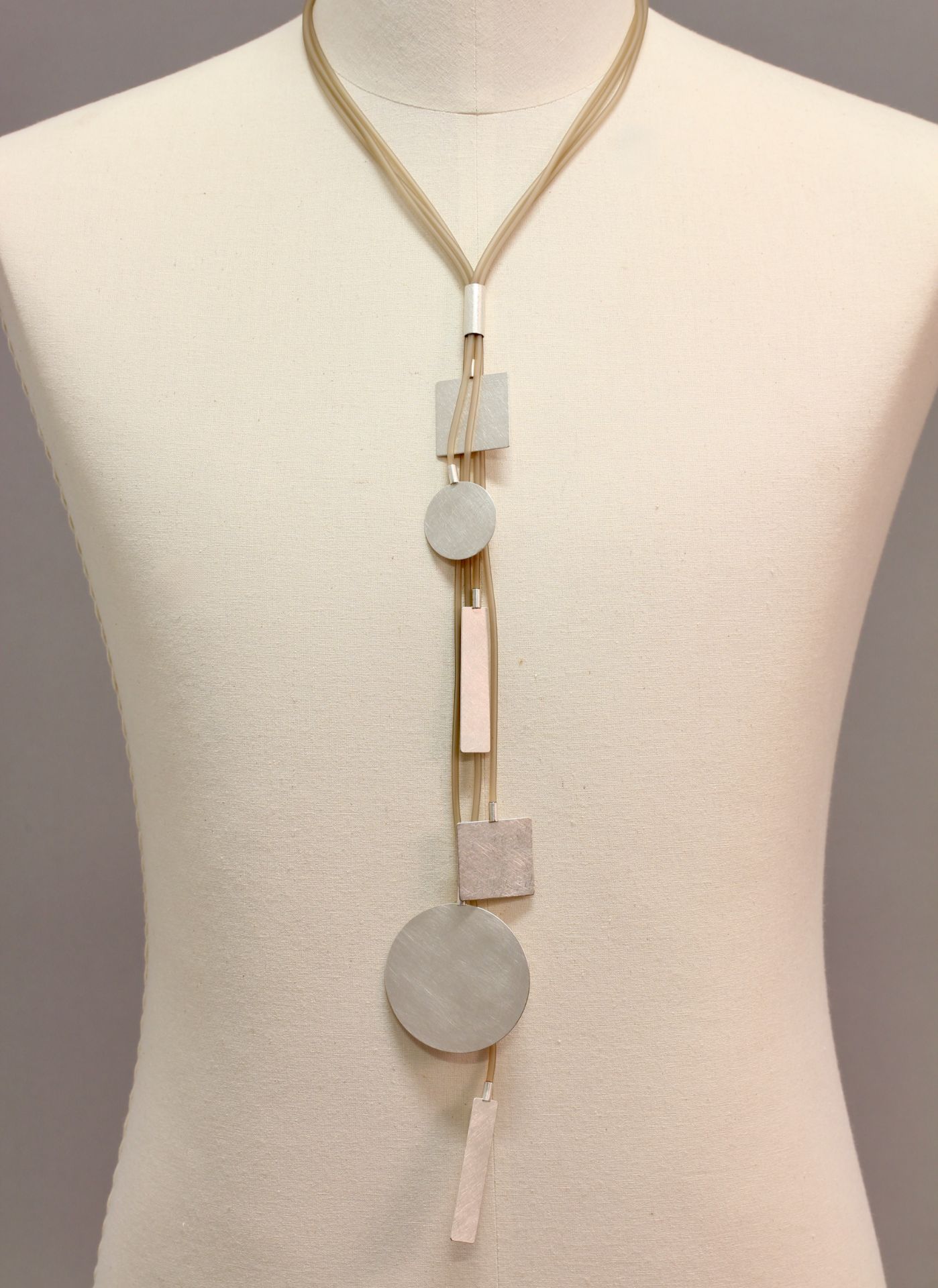 Collier, Silber, Rechtecke, Quadrate und Kreise, an wohl Silikonschnüren, Länge Halsumfang 51 cm,