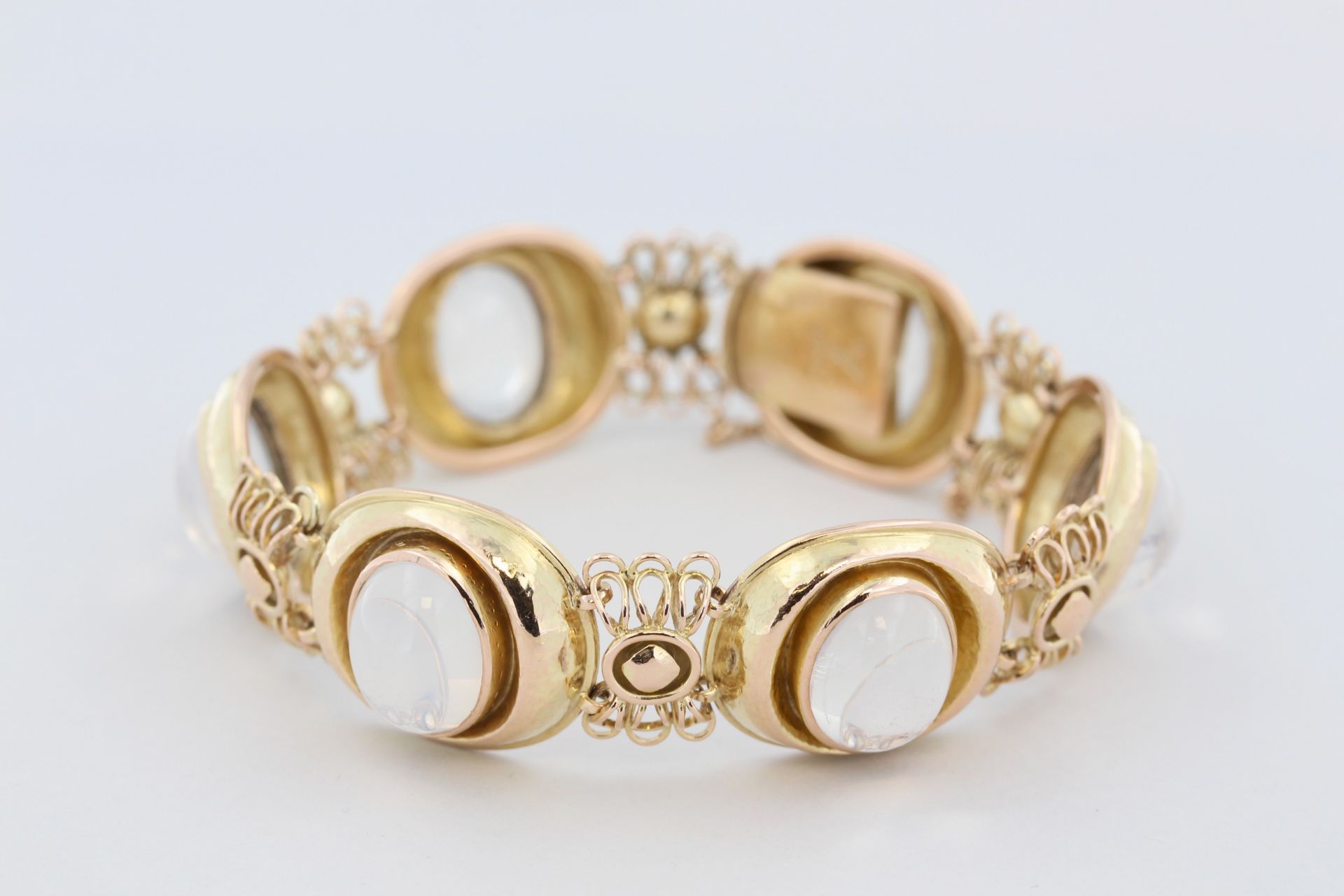 Armband Fries-Arauner, 14 kt Gelbgold, mit Mondsteinen (Steine mit leichten Gebrauchsspuren),