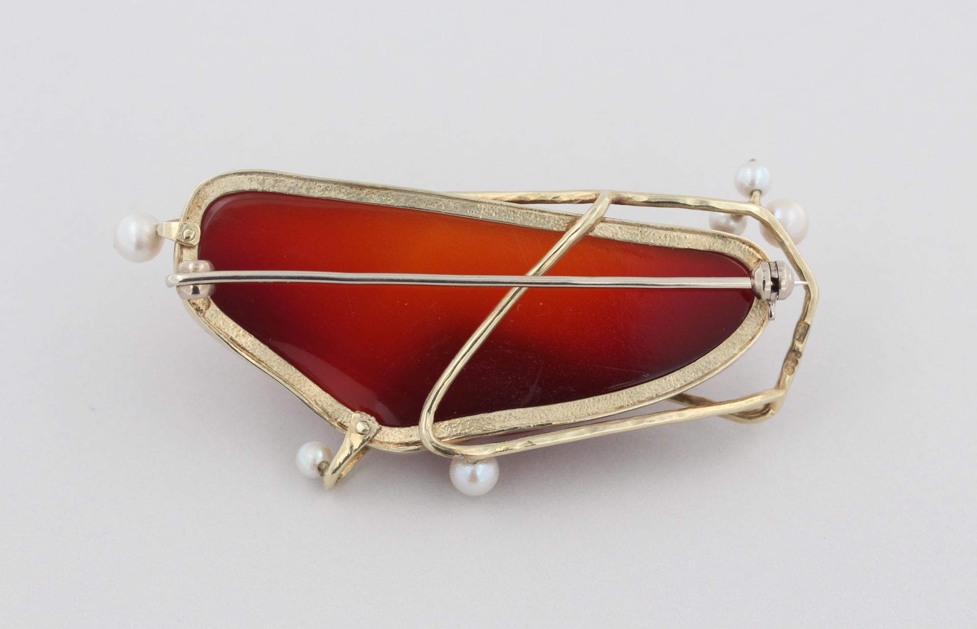 Brosche, 14 kt Gelbgold, mit 1 wohl Karneol und weißen Perlen, punziert, ca. 19,4 g, B. 6,0 cm - Bild 2 aus 2