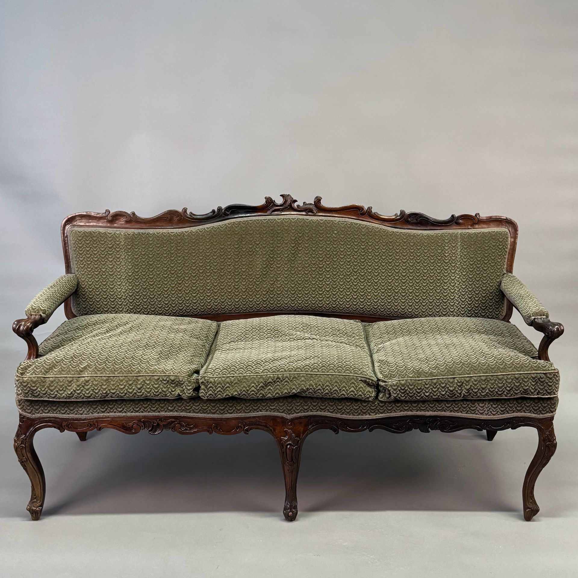 Sofa im Rokoko Stil, wohl 19. Jh., Gestell in Eiche massiv, beschnitzt, lockere Eckverbindung an
