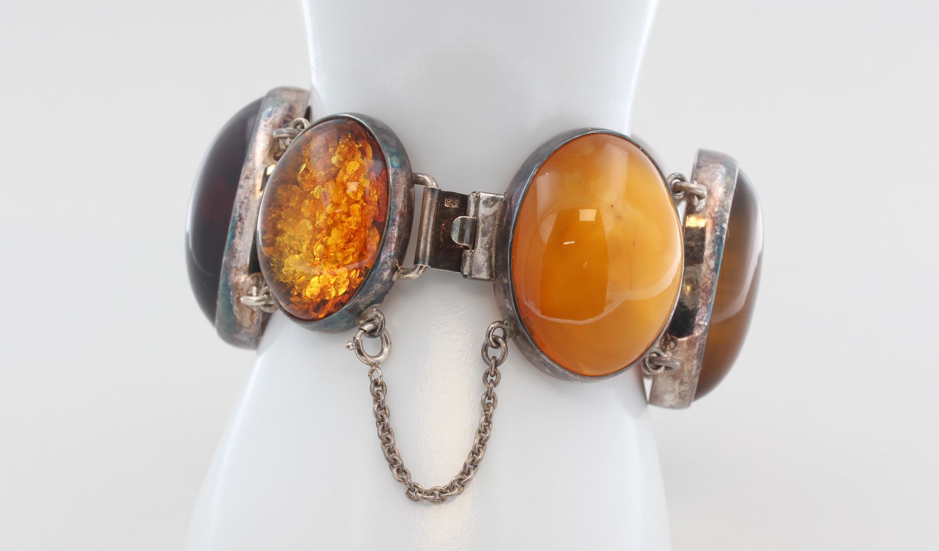 Armband mit Bernstein, 925 Silber, mit großen Bernstein Cabochons, B. 3,1 cm - 4,3 cm, L. 18,5 cm, - Bild 3 aus 3