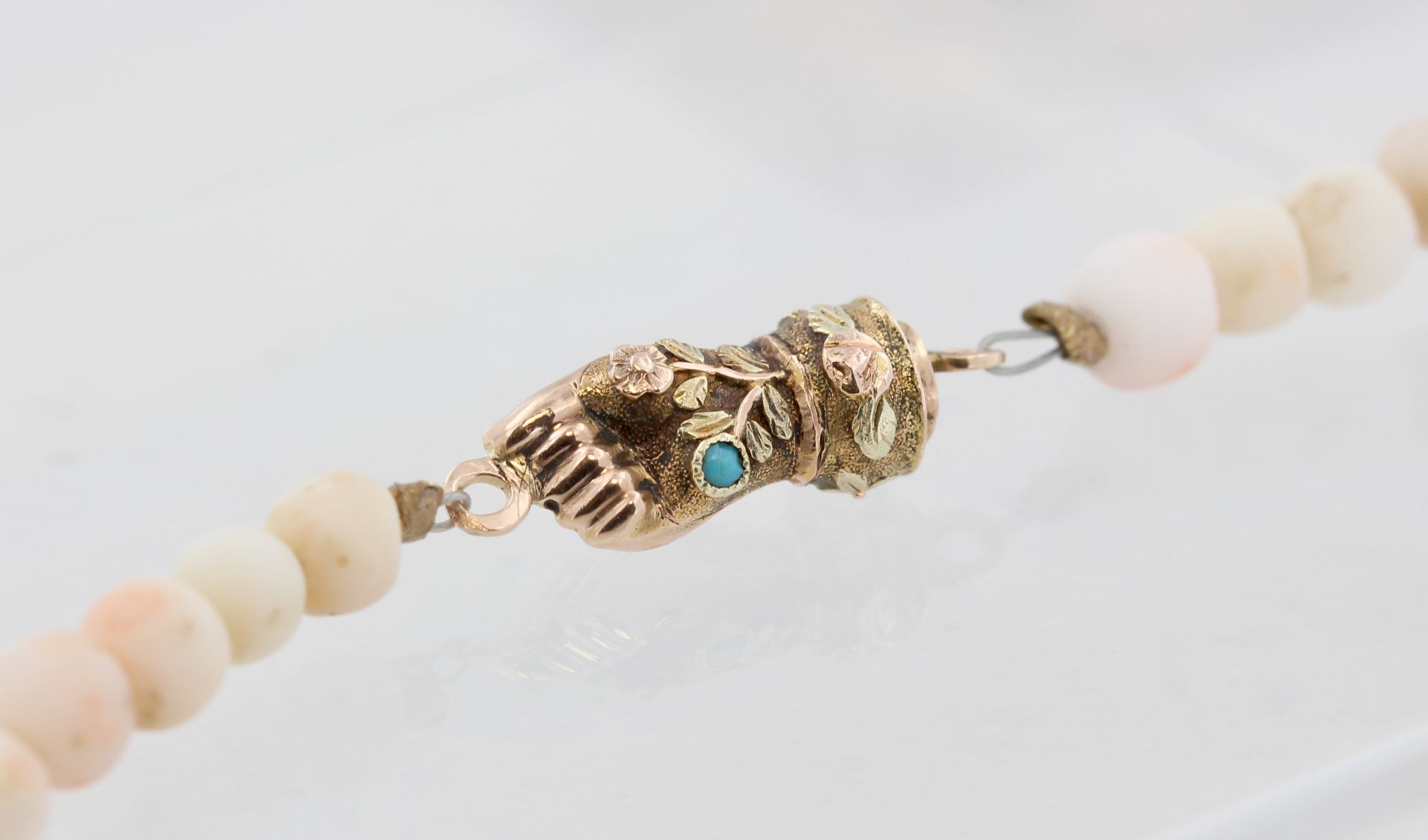 Korallenkette, 14 kt Gelbgold Schließe, in Form einer Hand, floral verziert, mit kleinen Türkisen, - Bild 2 aus 3